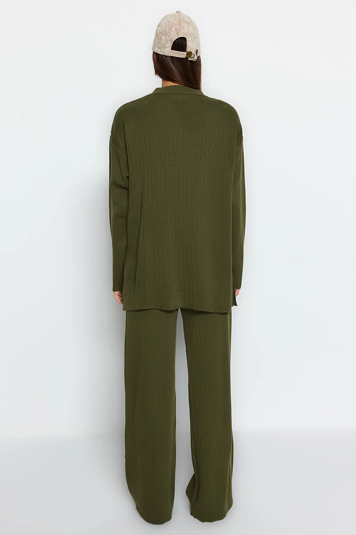 Trendyol Collection  Ölgrünes, weit geschnittenes Basic-Hose-Set aus Strickoberteil und -unterteil TWOAW23AU00255