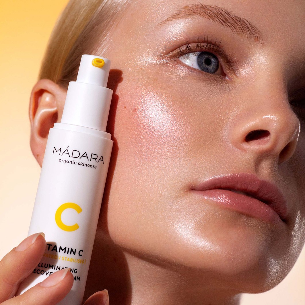 Crema illuminante rigenerante MÁDARA con vitamina C