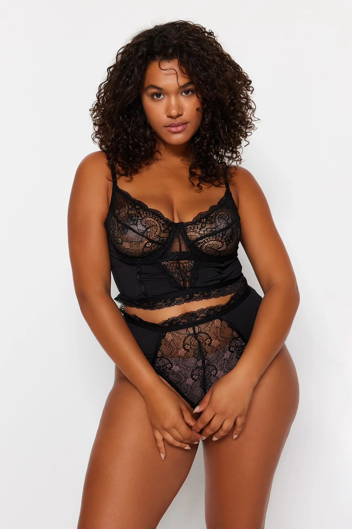 Trendyol Curve  Detaillierte Bustier-Höschen-Unterwäsche-Sets mit schwarzer Spitze TBBSS23DG00000