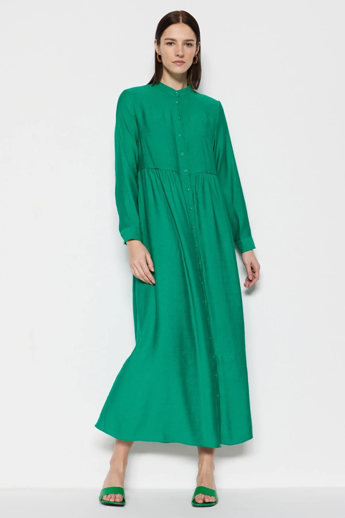 Trendyol Modest  Grünes, gewebtes Hemdkleid in Leinenoptik mit vorherrschendem Kragen TCTSS23EB00081