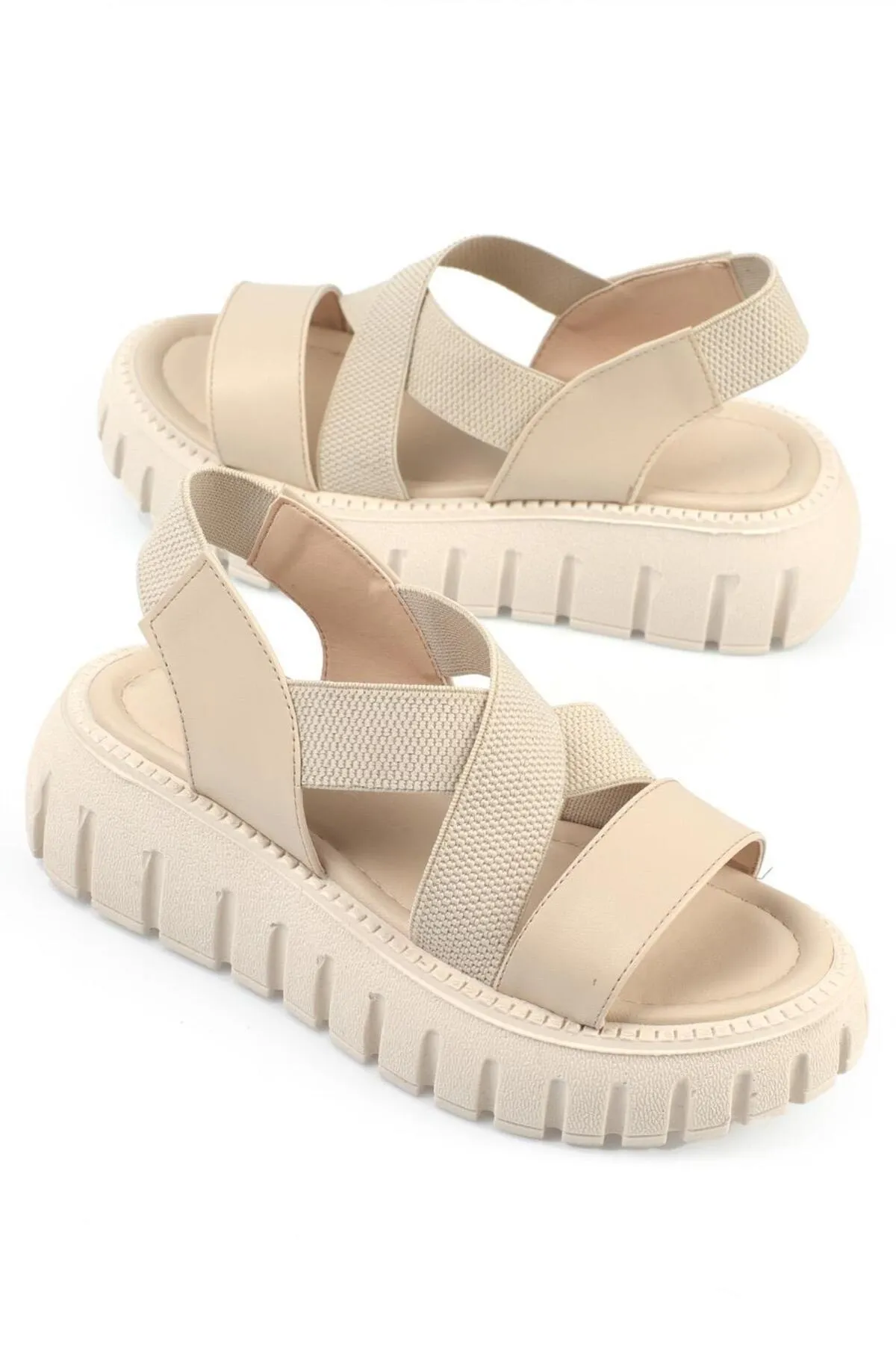 Capone Outfitters  Capone Damen-Sandalen mit rundem Zehenbereich, überkreuztem Gummiband, Trak-Sohle, Keilabsatz und Beige