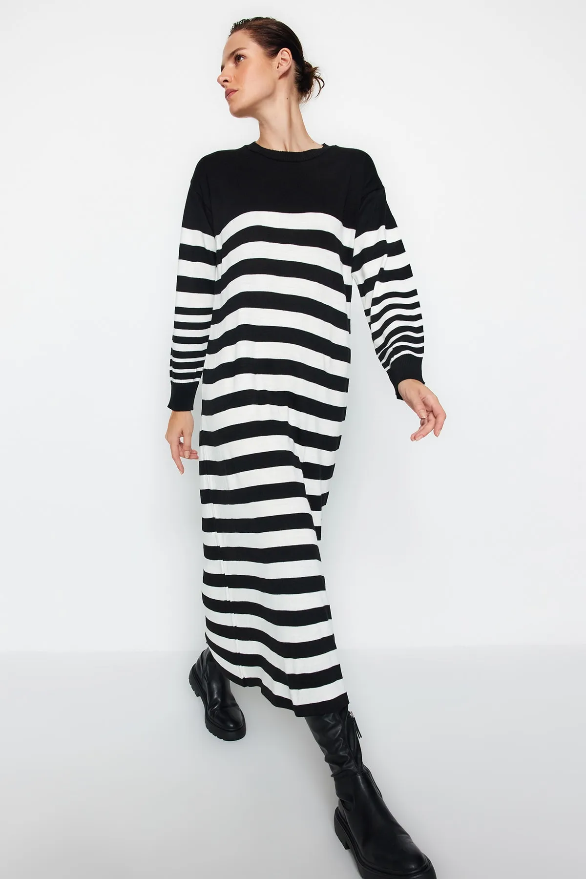 Trendyol Modest  Schwarz-weiß gestreiftes langes Strickkleid TCTAW24EB00020