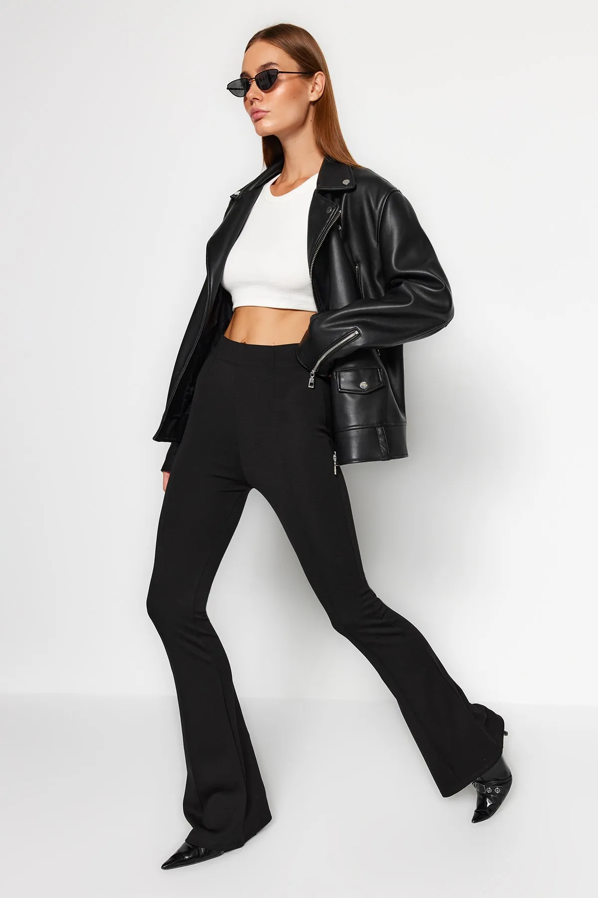 Trendyol Collection  Schwarze Strick-Leggings mit elastischem Bund und geripptem Schlag/Spanisches Bein mit hoher Taille TWOAW22PL0107