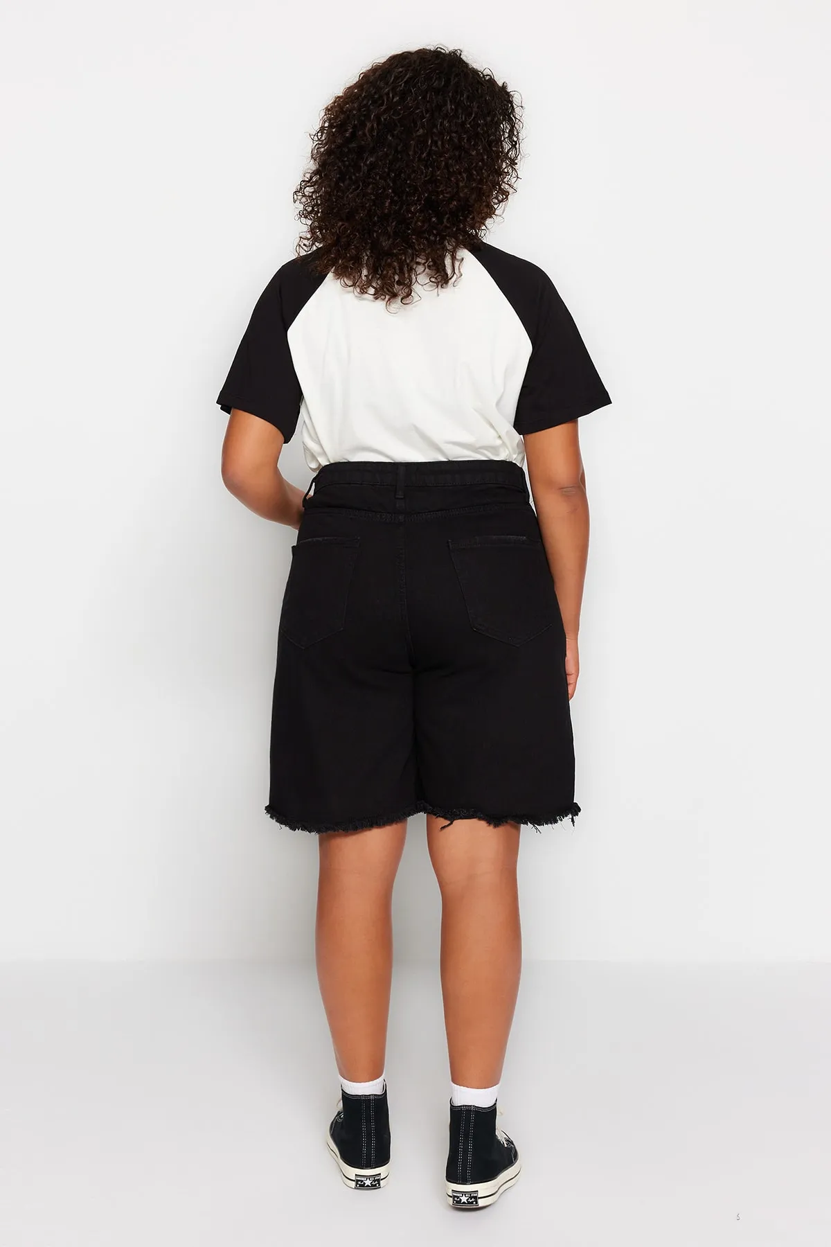 Trendyol Curve  Schwarze Jeansshorts mit hoher Taille und gerader Passform TBBSS22JE00012