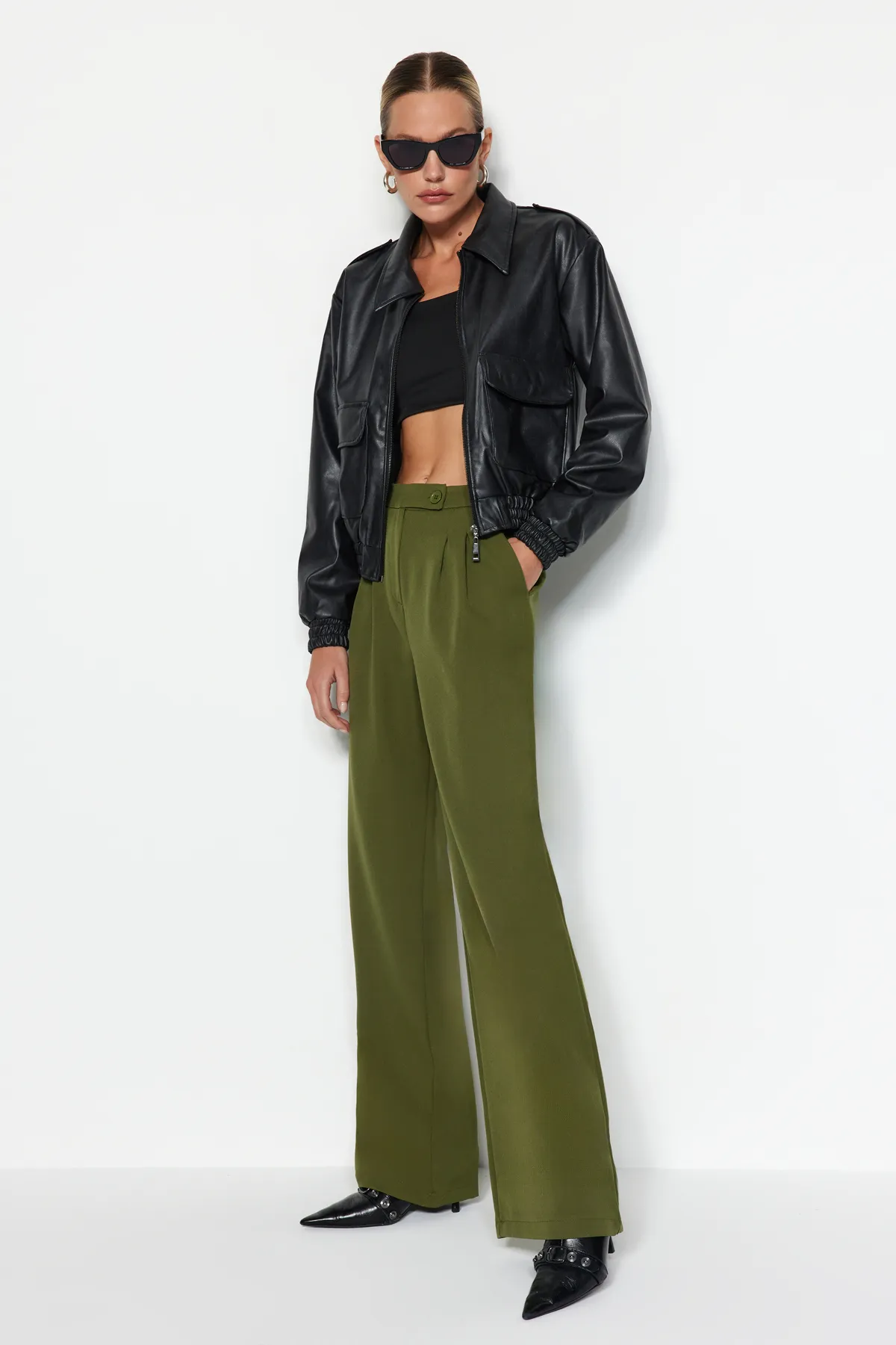 Trendyol Collection  Dunkle Khaki-Webhose mit weitem Bein und hoher Taille und weitem Bein TWOAW22PL0066