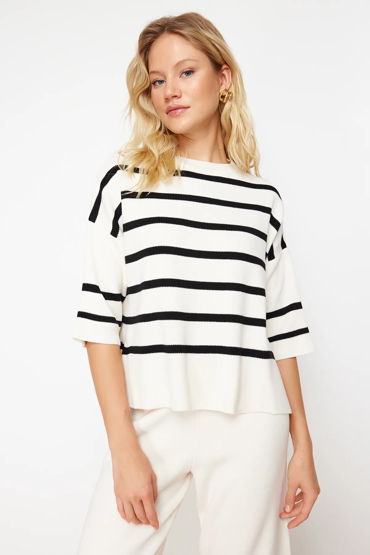 Trendyol Collection  Ecru gestreiftes Strickoberteil und -unterteil im T-Shirt-Look TWOSS24AU00048