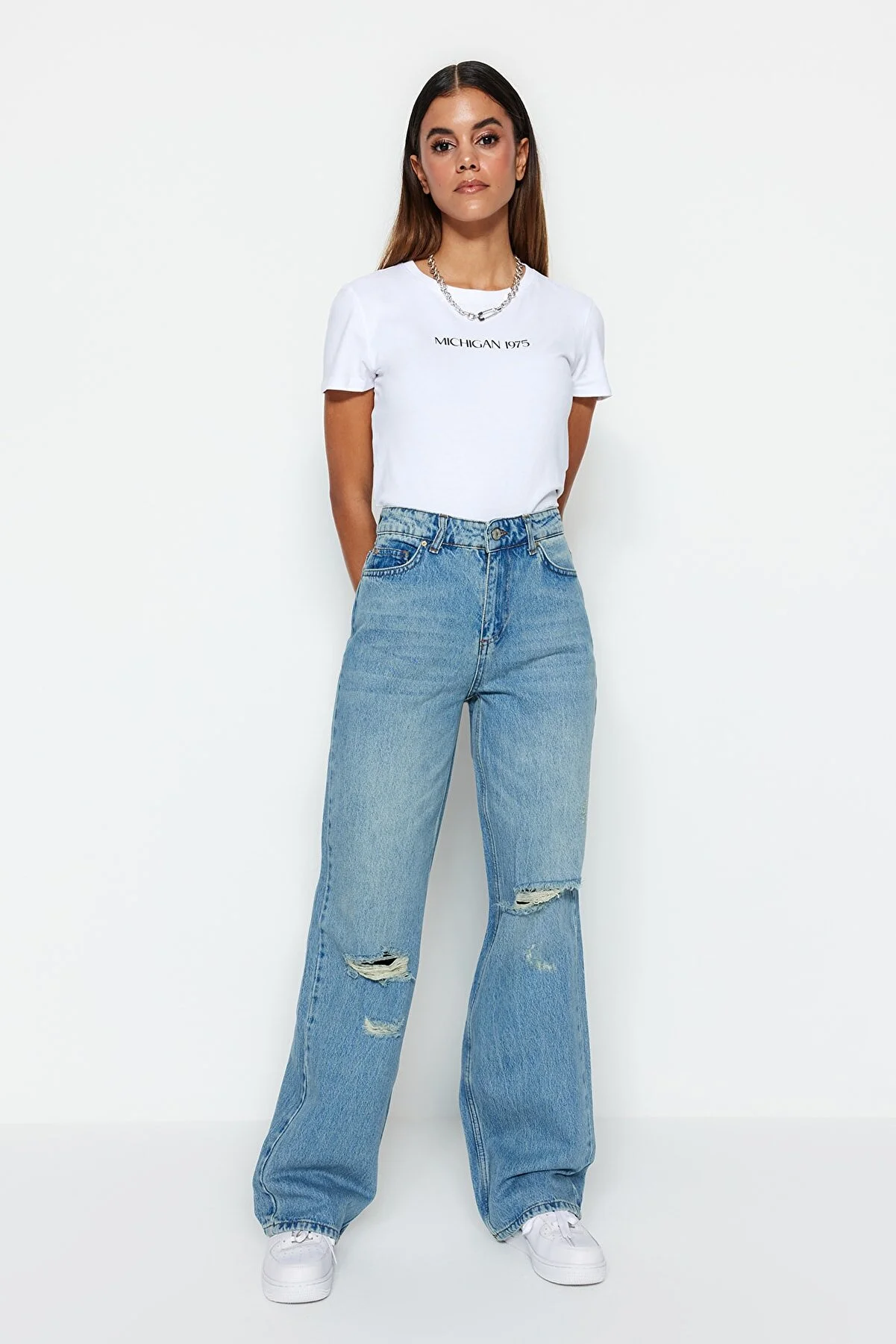 Trendyol Collection  Blaue, blasse Vintage-Jeans mit weitem Bein und Rissen, niedrige Taille, TWOSS23JE00102