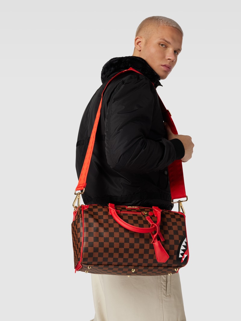Duffle Bag mit Allover-Muster Modell 'RED SHARKS IN PARIS' in mittelbraun