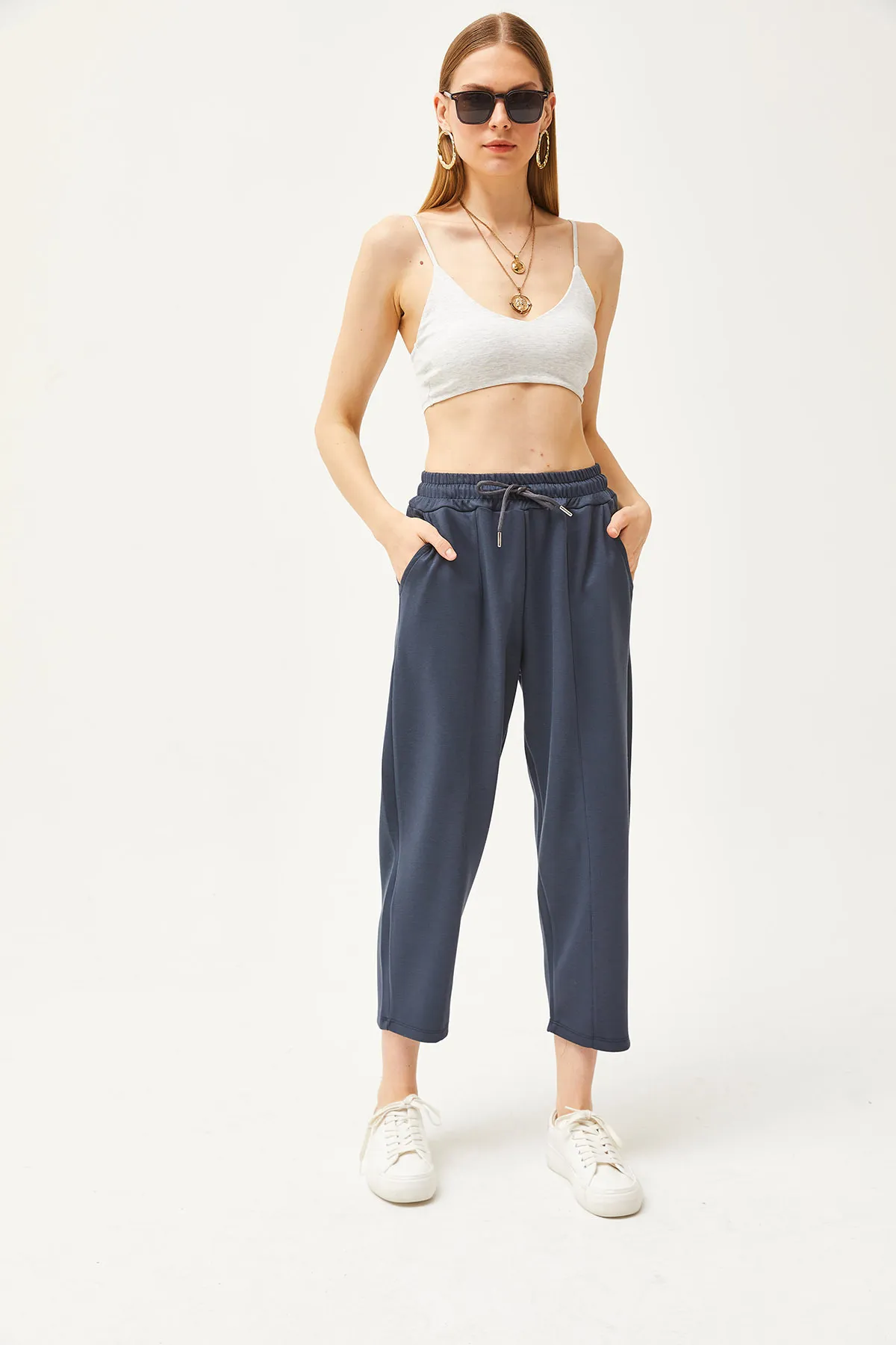 Olalook  Anthrazitfarbene, weich strukturierte Modal-Jogginghose für Damen mit Taschennähten EŞF-00000069