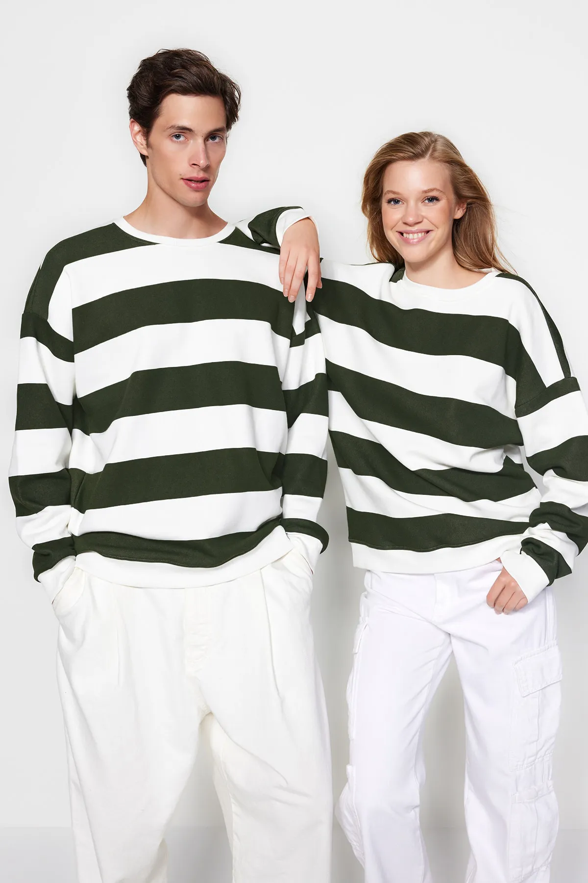 Trendyol Collection  Grünes Unisex-Sweatshirt aus Baumwolle in Übergröße/weitem Schnitt mit gestreiftem Fleece TMNAW24SW00098