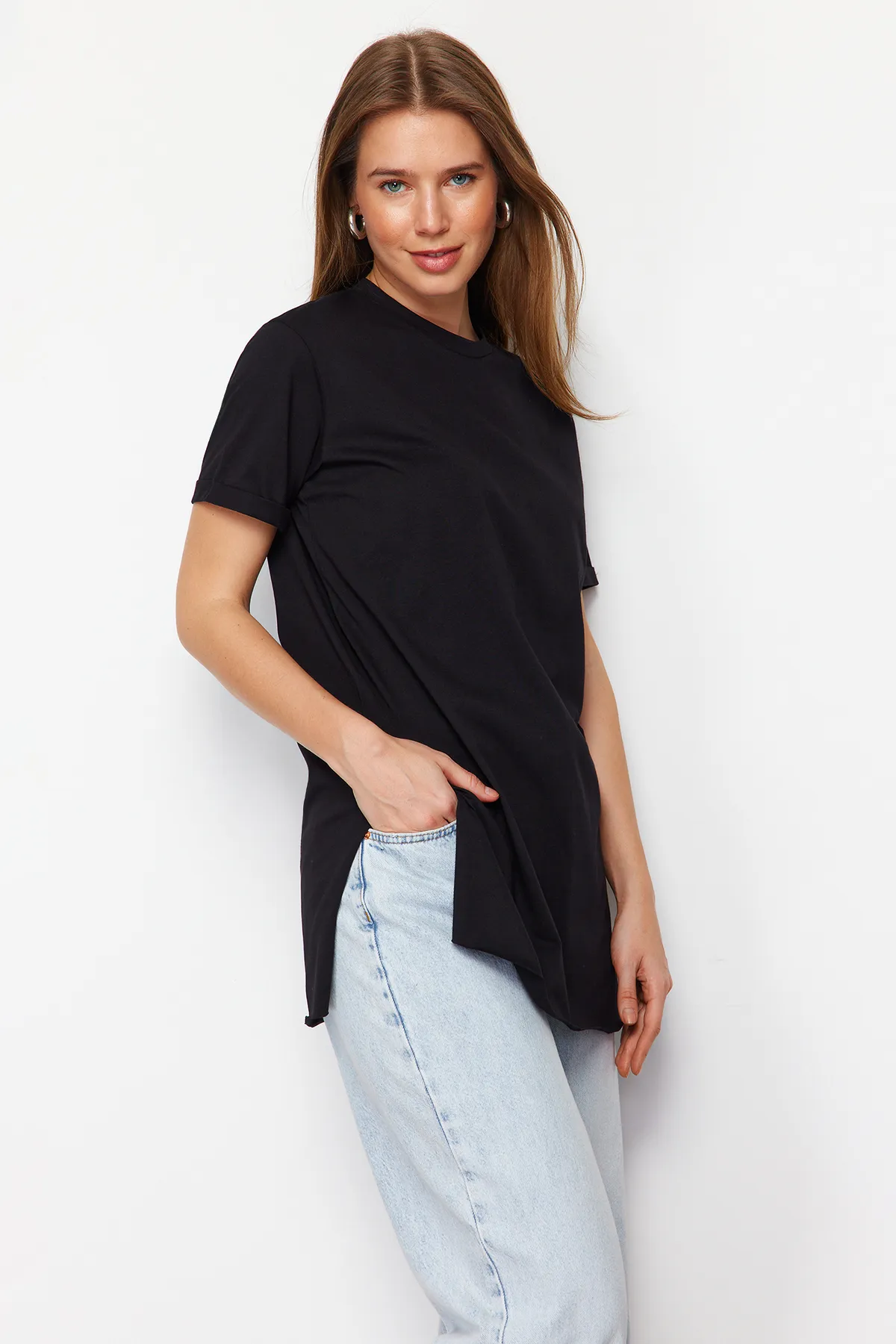 Trendyol Modest  Schwarzes Basic-Kurzarm-Single-Jersey-T-Shirt mit Schlitz aus 100 % Baumwolle TCTSS21TN0056