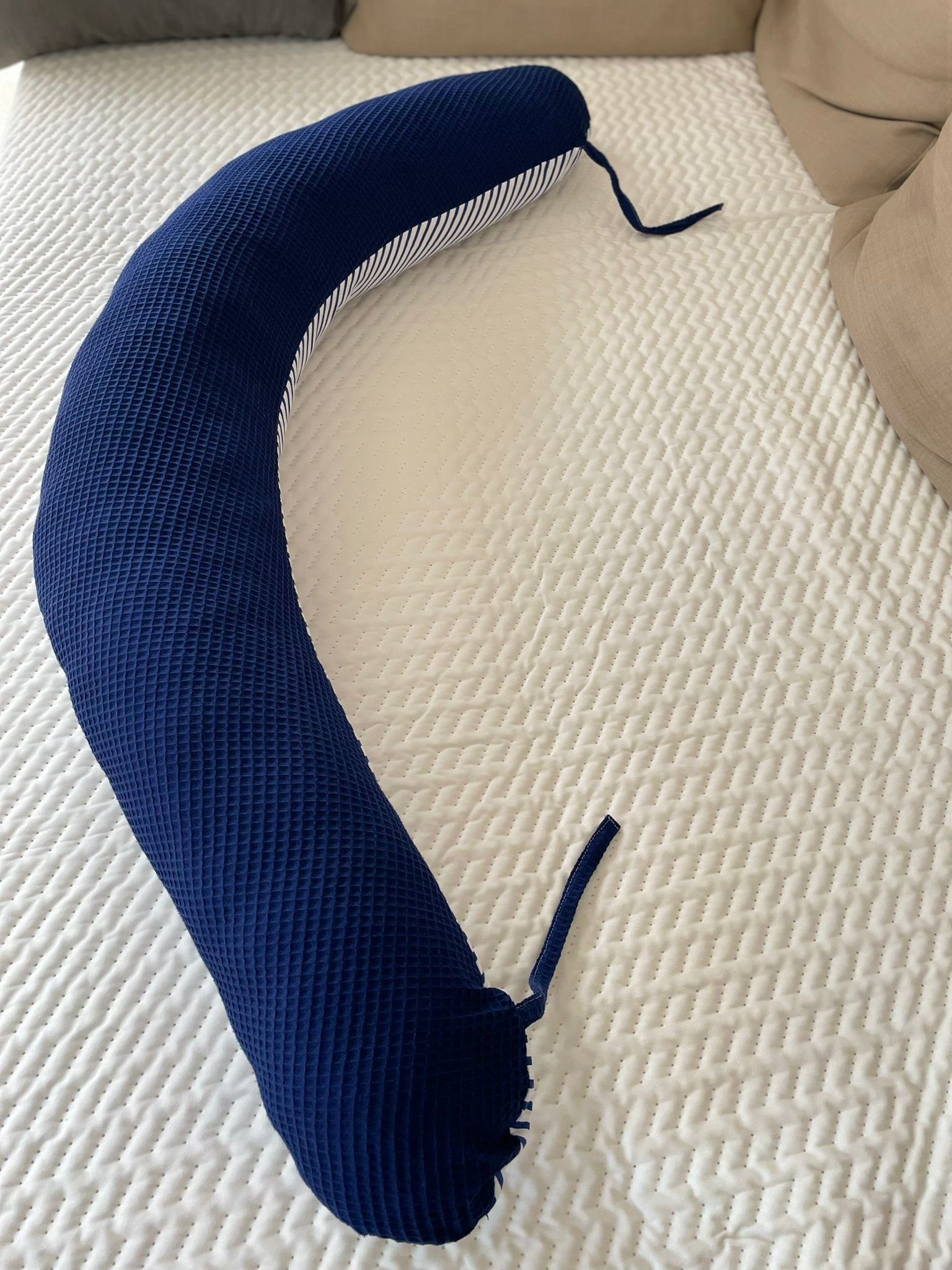 Loolay Stillkissen Attmungsaktive WAFFELPIQUE + GLATT Baumwolle XXL Stillkissen 170 cm, 1A Qualitat Europäische Stoffe unf Kleinserien-Nähen, LOOLAY® Stillkissen + Bezug, WEICH Schwangerschaftskissen Seitenschläferkissen Dunkelblau, Weiß