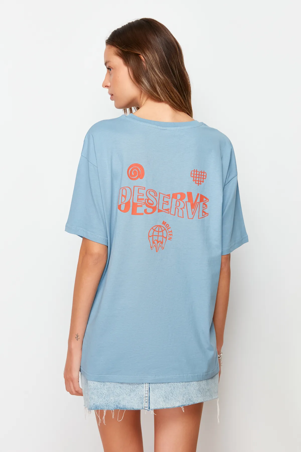 Trendyol Collection  Indigofarbenes Strick-T-Shirt aus 100 % Baumwolle mit Slogan-Print, Boyfriend-Passform und Rundhalsausschnitt TWOSS22TS2168