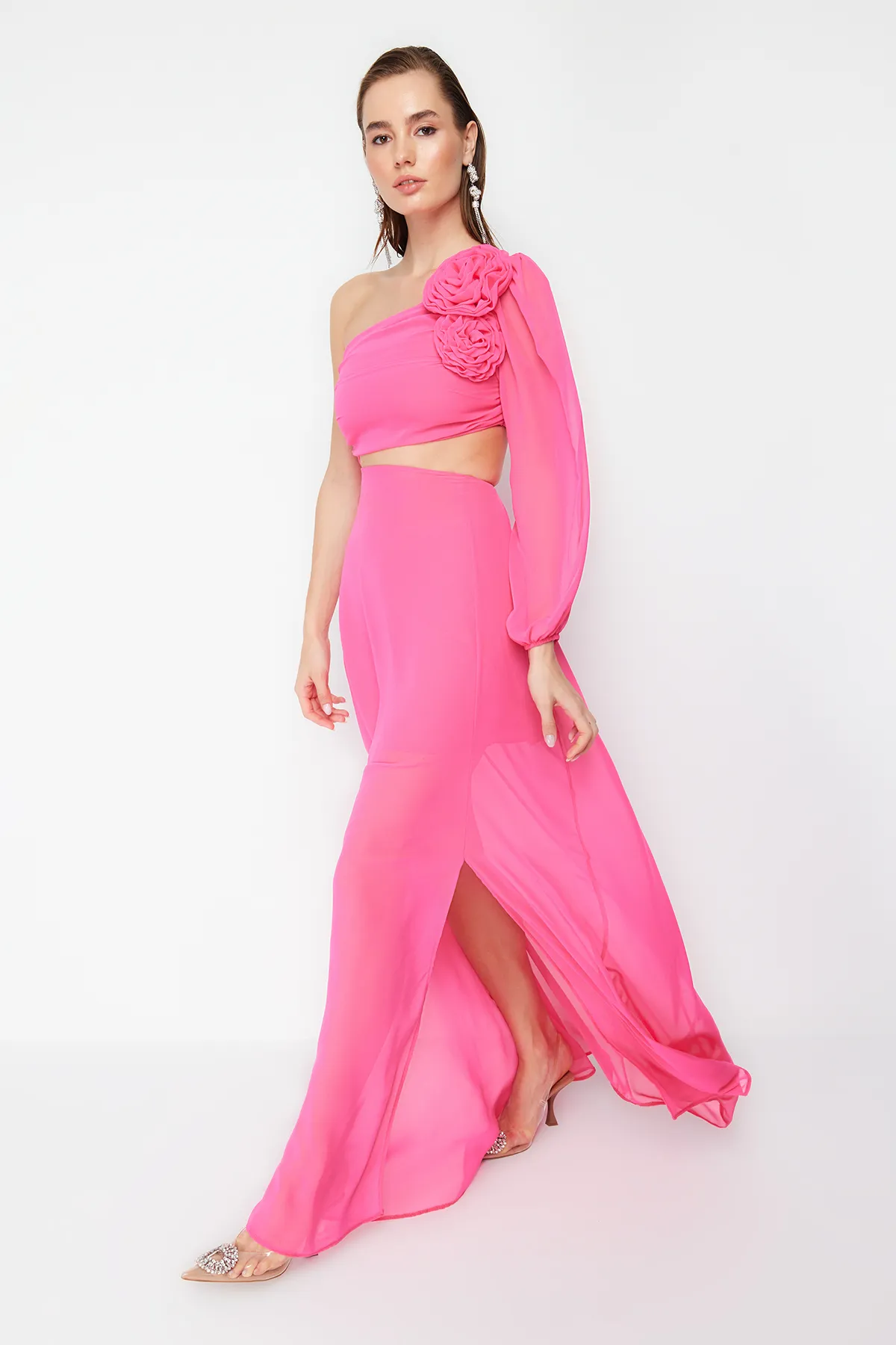 Trendyol Collection  Langes Abendkleid aus Chiffon mit Farbverlauf in Fuchsia mit gefüttertem Fenster/Ausschnitt und Ausschnitt TPRSS23AE00077