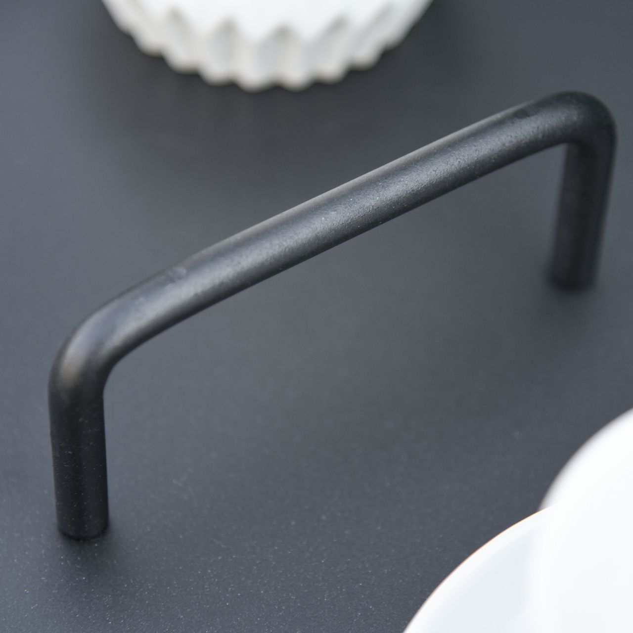 Outsunny Beistelltisch für Garten Couchtisch Kaffeetisch mit Tragegriff Wohnzimmer Metall Schwarz Ø46 x 56H cm