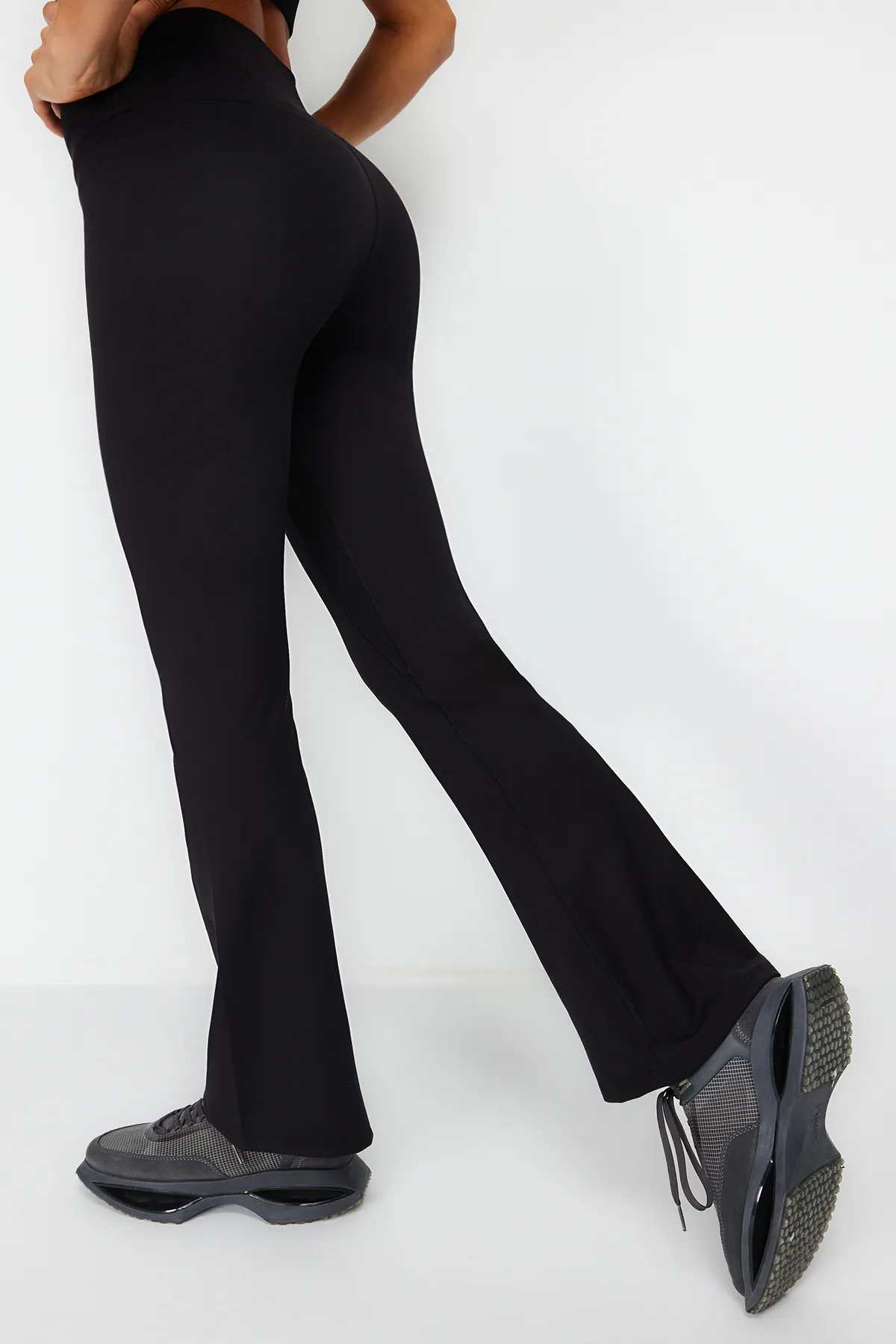 Trendyol Collection  Schwarze, gebürstete, weiche Yoga-Sportleggings mit spanischem Bein und gestricktem Stoff THMSS24TY00019