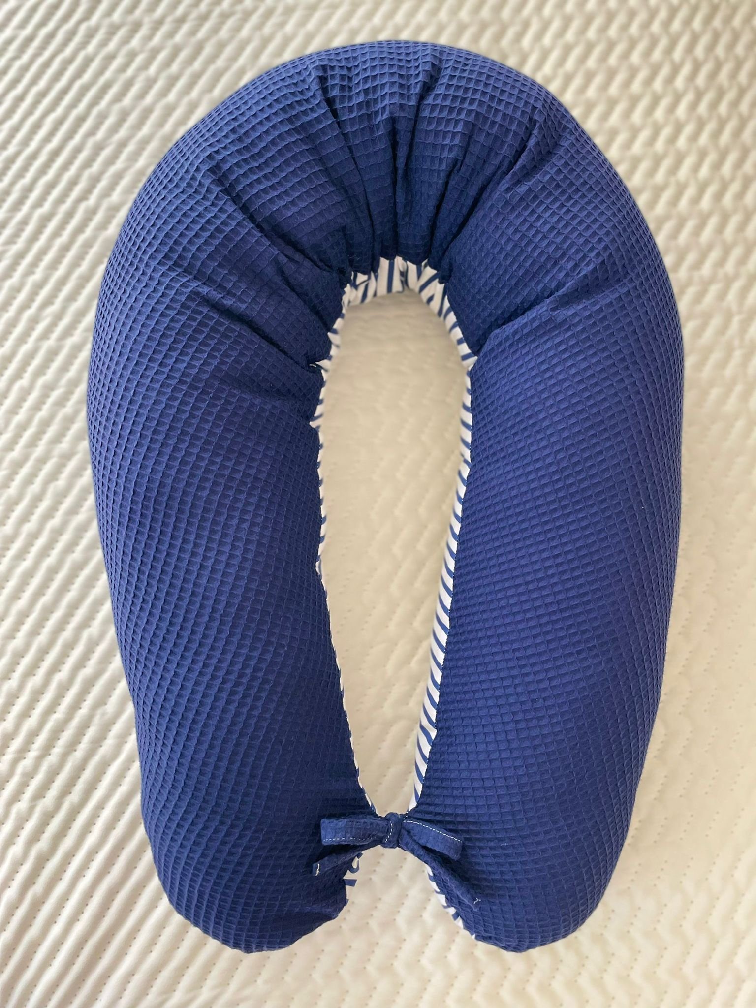Loolay Stillkissen Attmungsaktive WAFFELPIQUE + GLATT Baumwolle XXL Stillkissen 170 cm, 1A Qualitat Europäische Stoffe unf Kleinserien-Nähen, LOOLAY® Stillkissen + Bezug, WEICH Schwangerschaftskissen Seitenschläferkissen Dunkelblau, Weiß