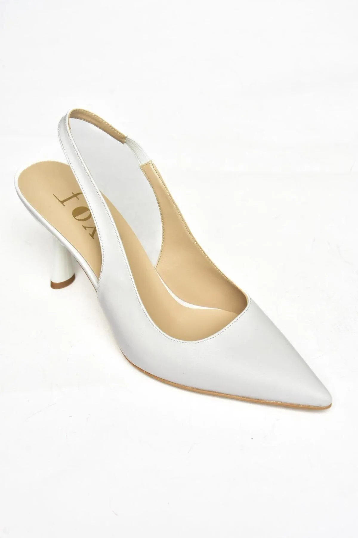 Fox Shoes  S369748209 Weiße Damenschuhe mit dünnem Absatz und spitzer Zehenpartie