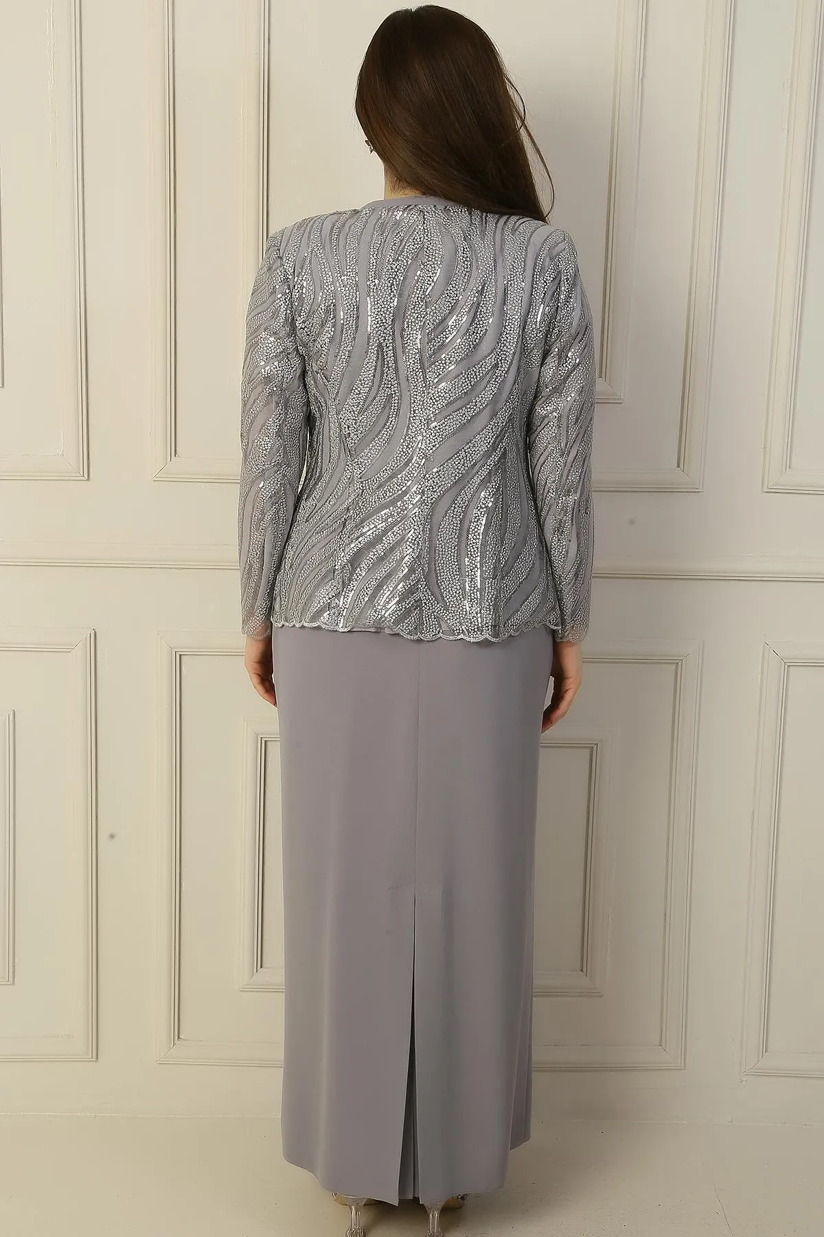 By Saygı  Langes Kleid mit Halbmondärmeln, mit Perlen und Pailletten bestickt, Jacke aus Tüll, gefüttert, 2-teiliges Set in Übergröße