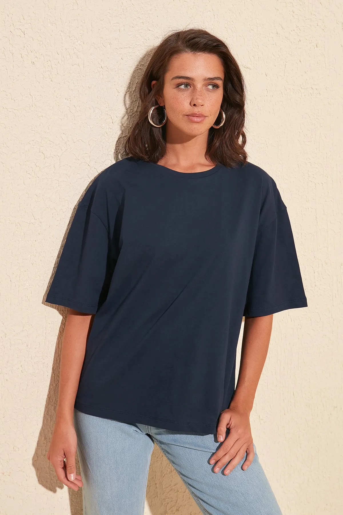 Trendyol Collection  Marineblaues Strick-T-Shirt aus 100 % Baumwolle mit Stickerei auf der Rückseite, entspannter/weiter, entspannter Schnitt und Rundhalsausschnitt TWOSS20TS0121