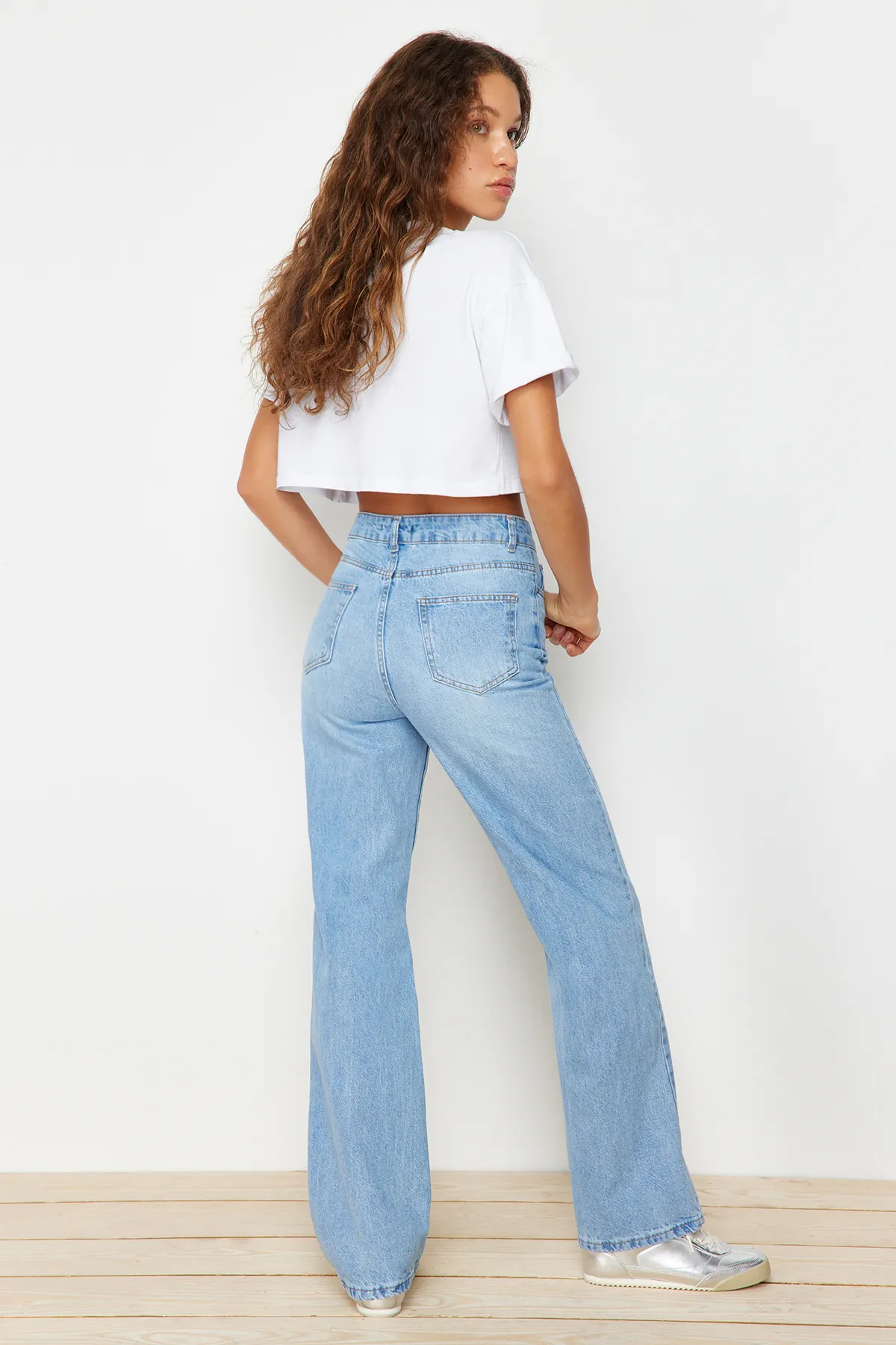 Trendyol Collection  Hellblaue zerrissene Jeans mit hoher Taille und weitem Bein TWOAW23JE00140