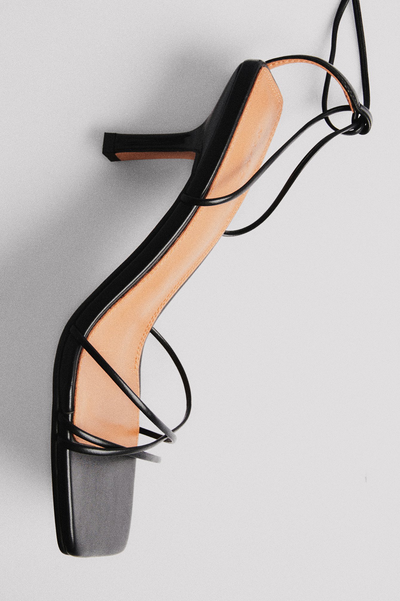 High-Heels mit Stilettoabsatz und dünnem Riemen