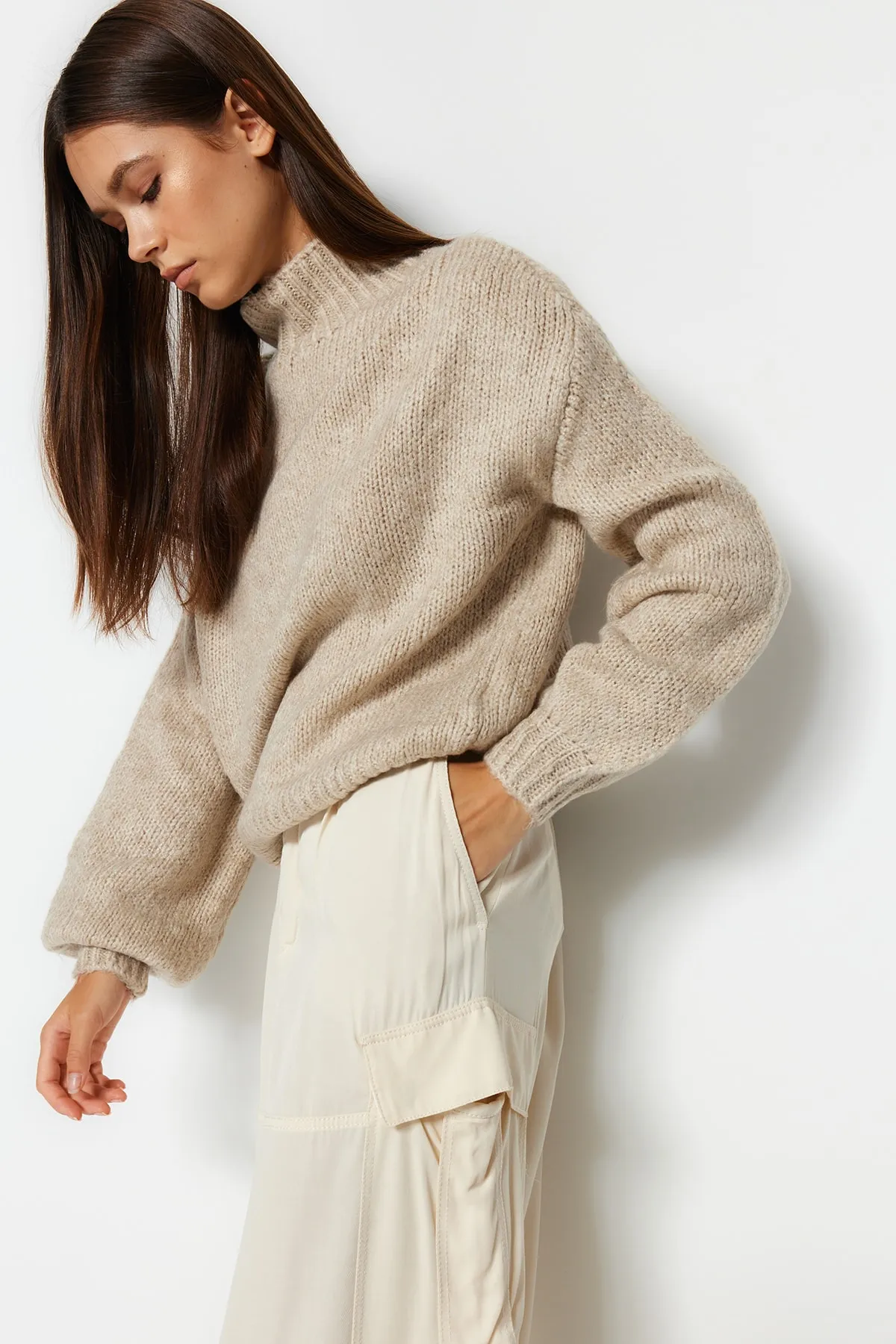 Trendyol Collection  Steinweicher, strukturierter, dicker Strickpullover mit Rundhalsausschnitt TWOAW24KZ00290