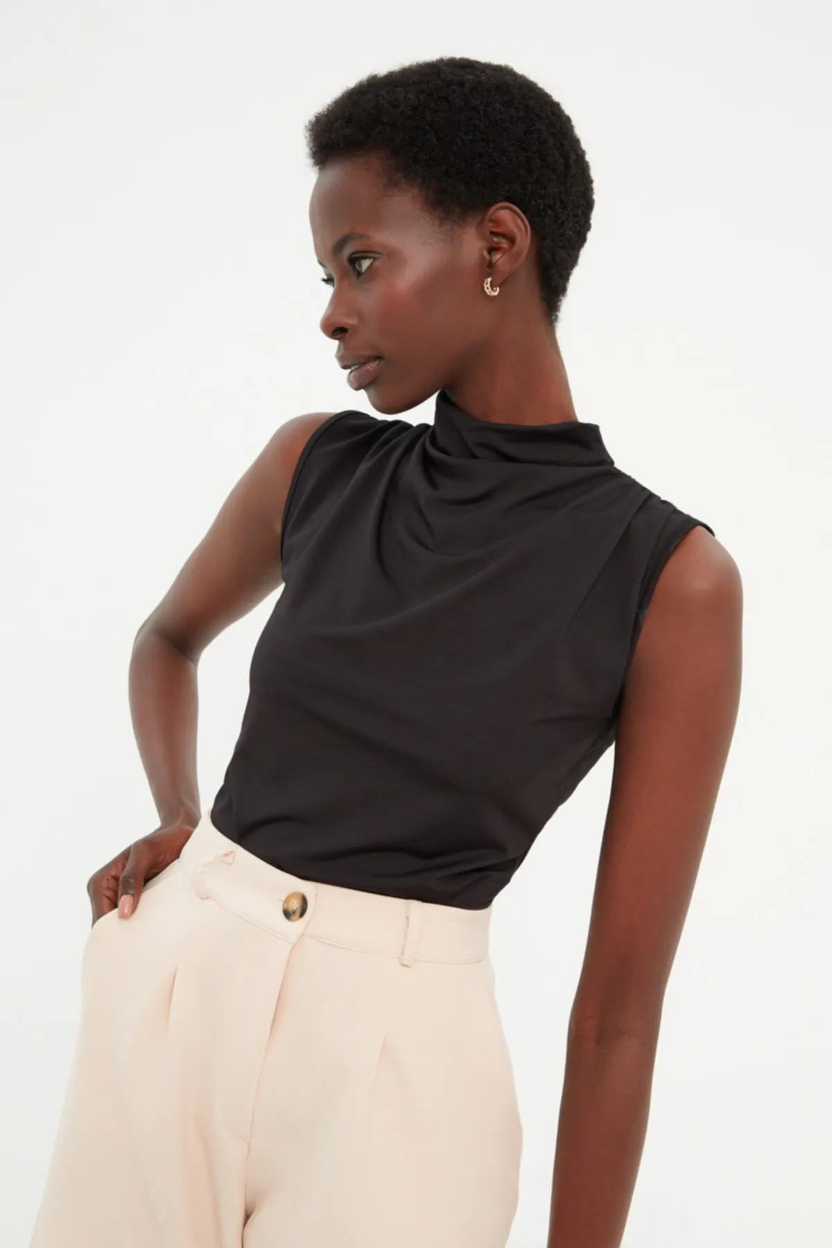 Trendyol Collection  Schwarzer Rollkragen-Body aus dehnbarem Strick mit Druckknöpfen, ärmellos, TWOAW22BD0006