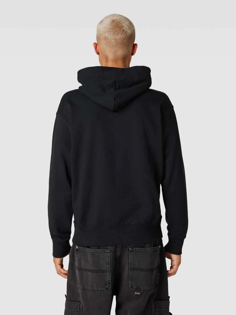 Hoodie mit Känguru-Tasche in schwarz