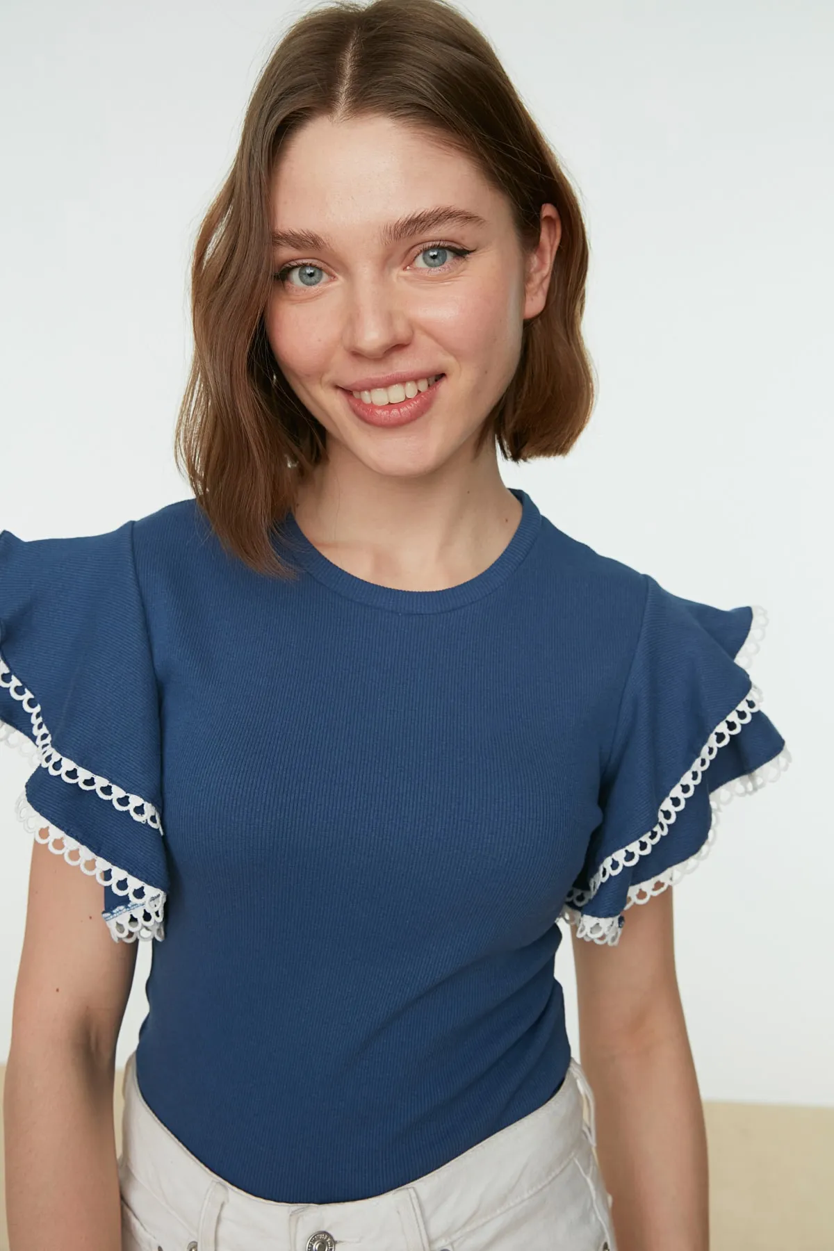 Trendyol Collection  Indigofarbene Rüschen- und Nahtdetaillierte, flexible Strickbluse TWOSS21BZ0736