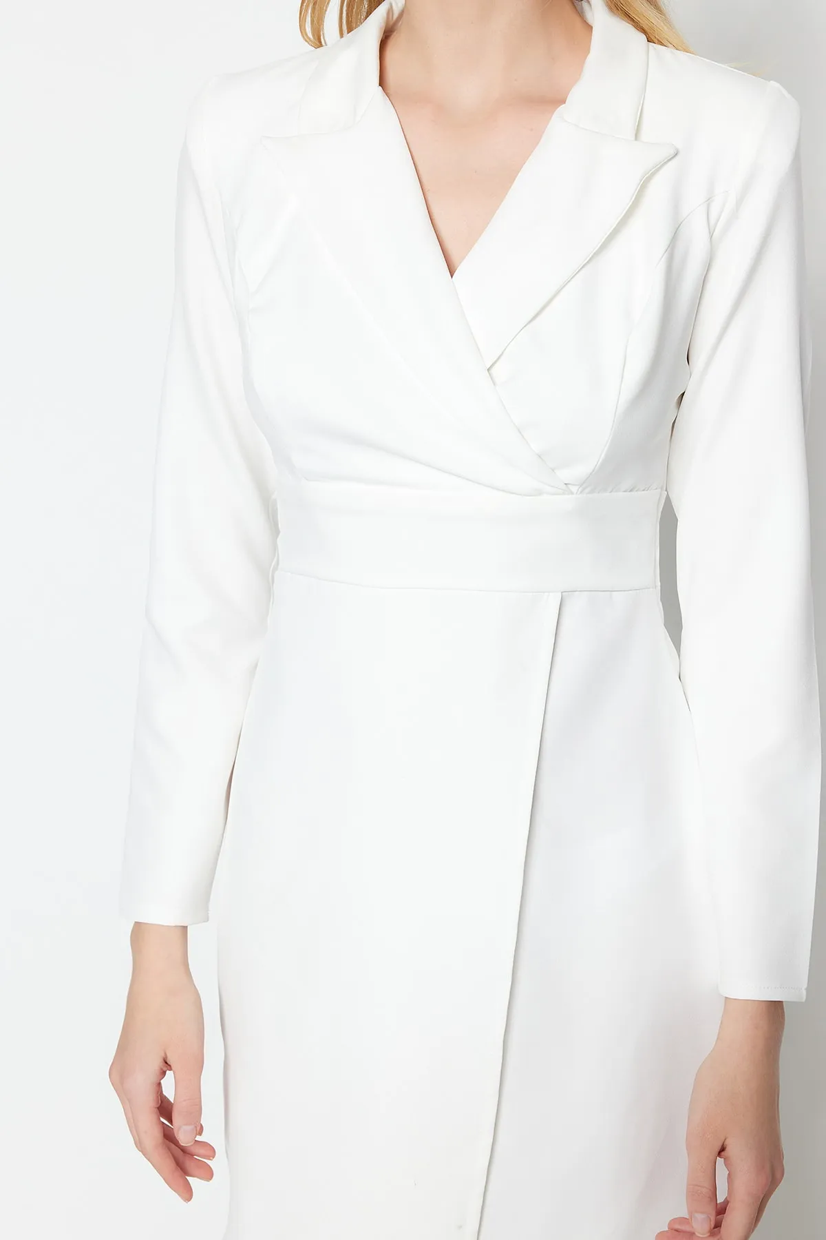 Trendyol Collection  Ecrufarbenes, zweireihiges, gewebtes Jackenkleid mit Mini-Knöpfen und Details TWOSS23EL00113