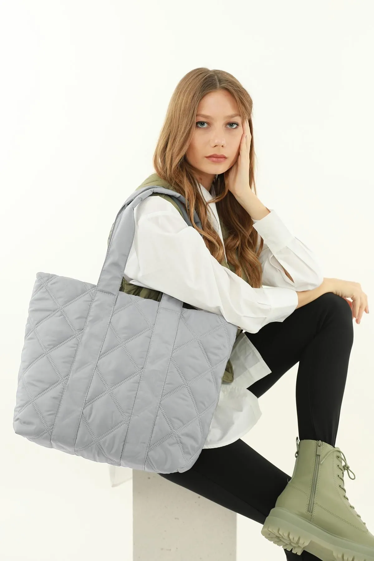 Madamra  Hellgraue Damen-Pufftasche mit Steppmuster