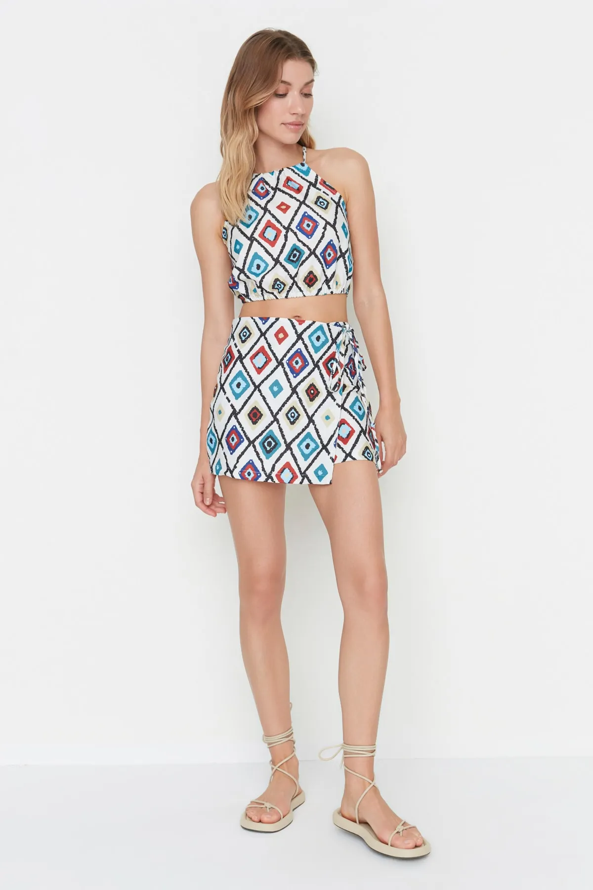 Trendyol Collection  Mehrfarbiges gewebtes Oberteil und Unterteil mit geometrischem Muster TWOSS22AU00005