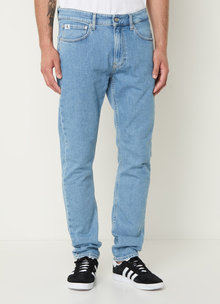 Calça jeans slim fit Calvin Klein com lavagem média