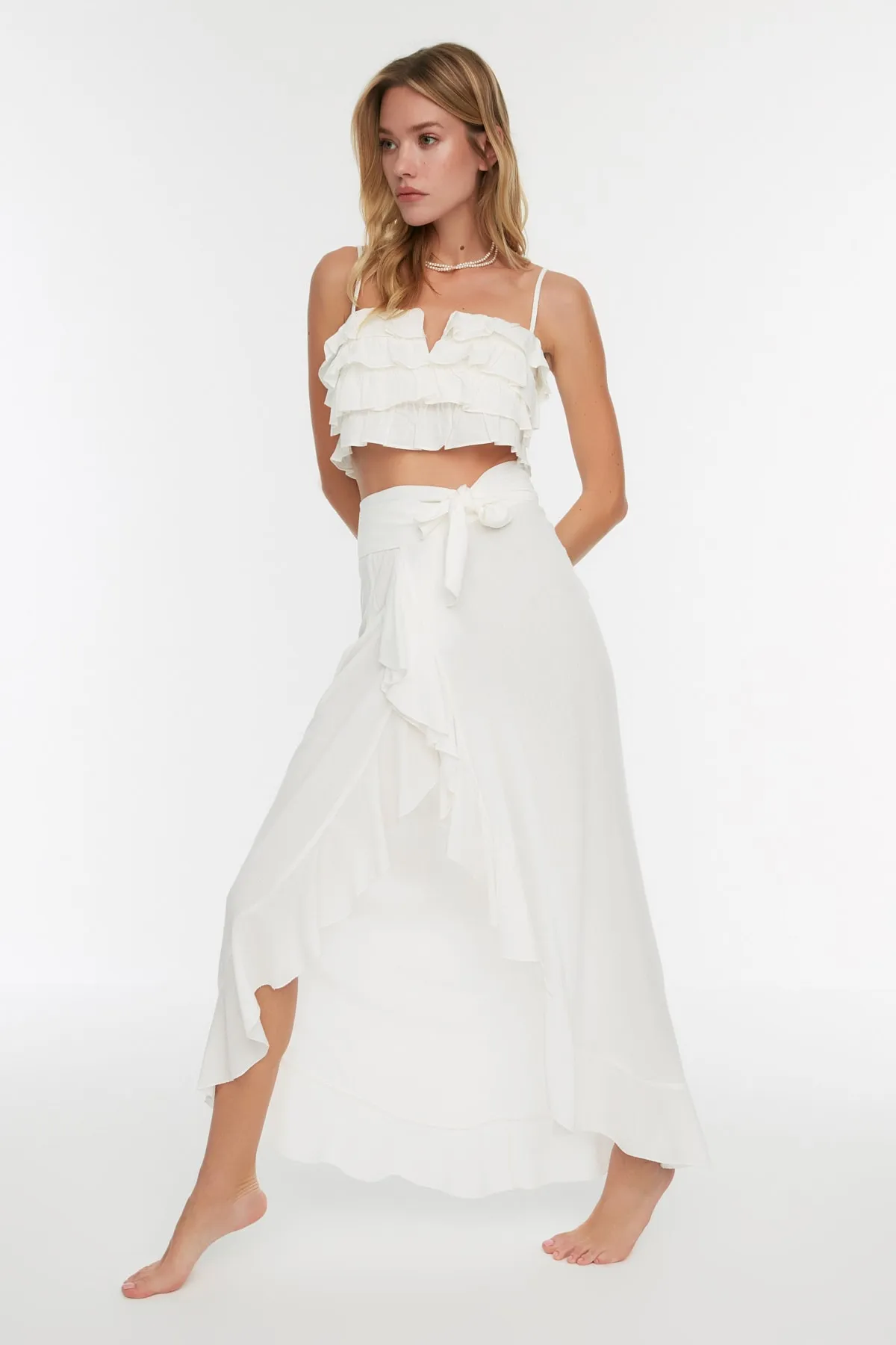Trendyol Collection  Braut-Maxirock mit gewebtem Volant in Ecru TBESS19WV0004