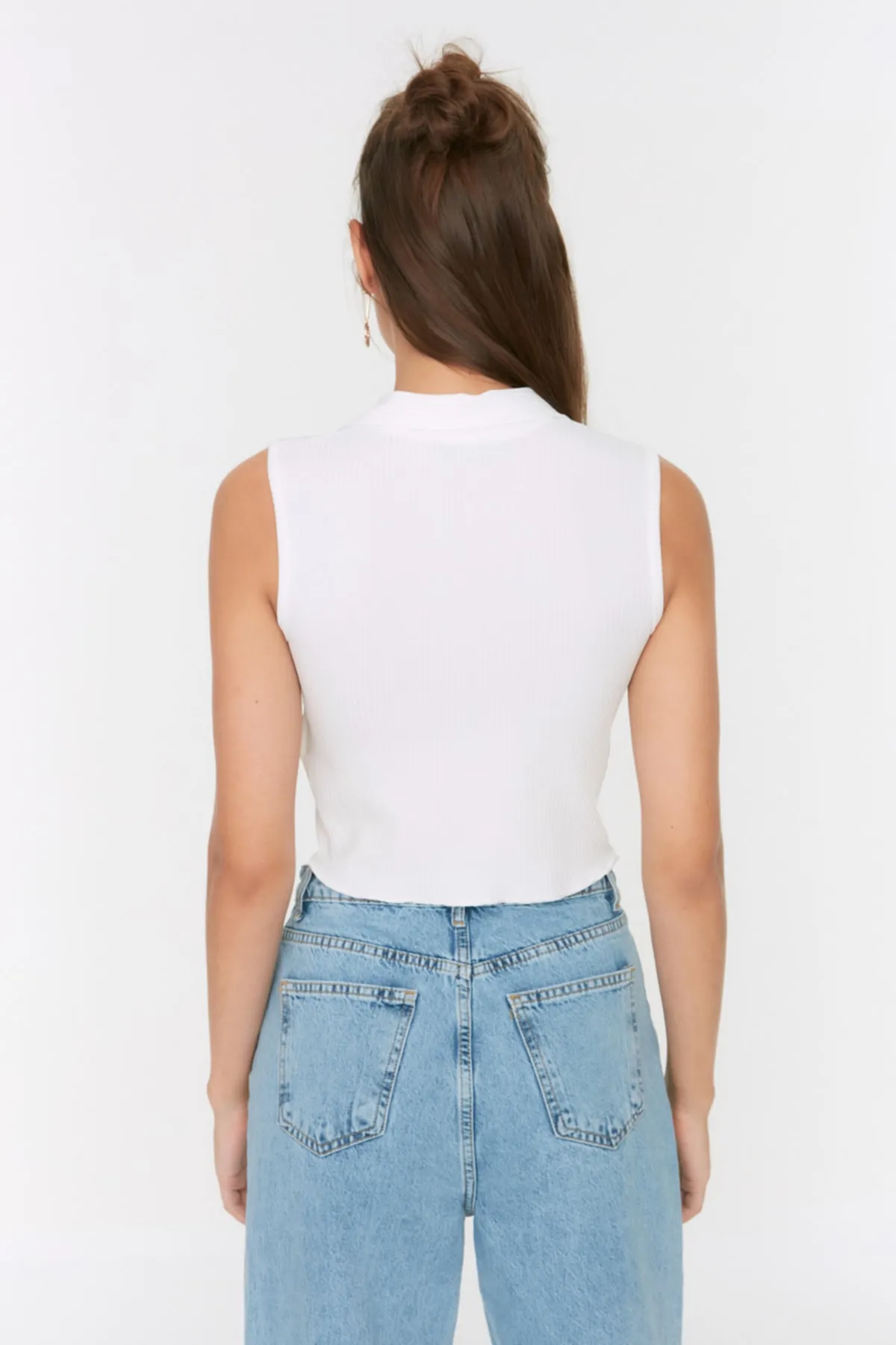 Trendyol Collection  Weiße, eng anliegende, kurze, dehnbare Strickbluse mit Polokragen TWOSS22BZ0335