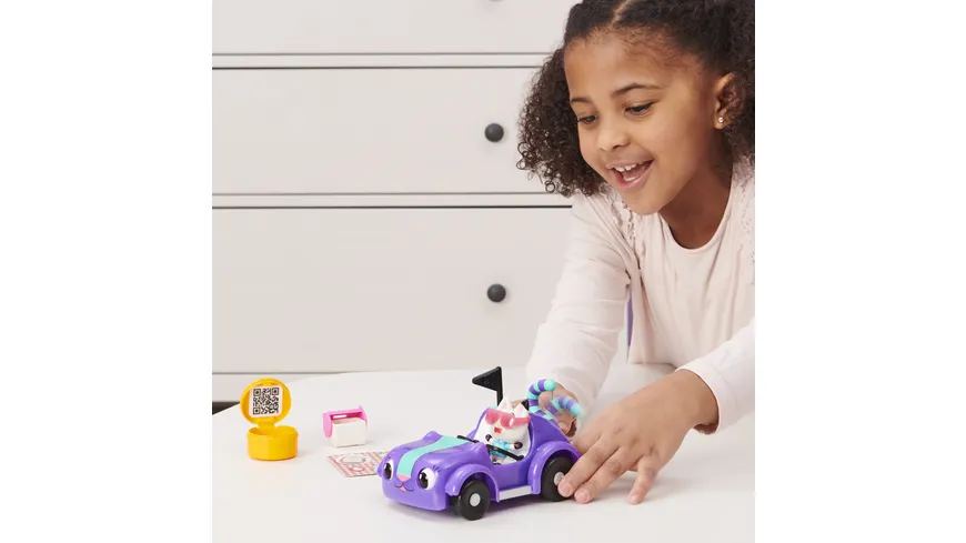Gabby’s Dollhouse, Carlita-Spielzeugauto mit Pandy Paws-Sammelfigur, 2 Zubehörteilen und 1 Überraschungsbox