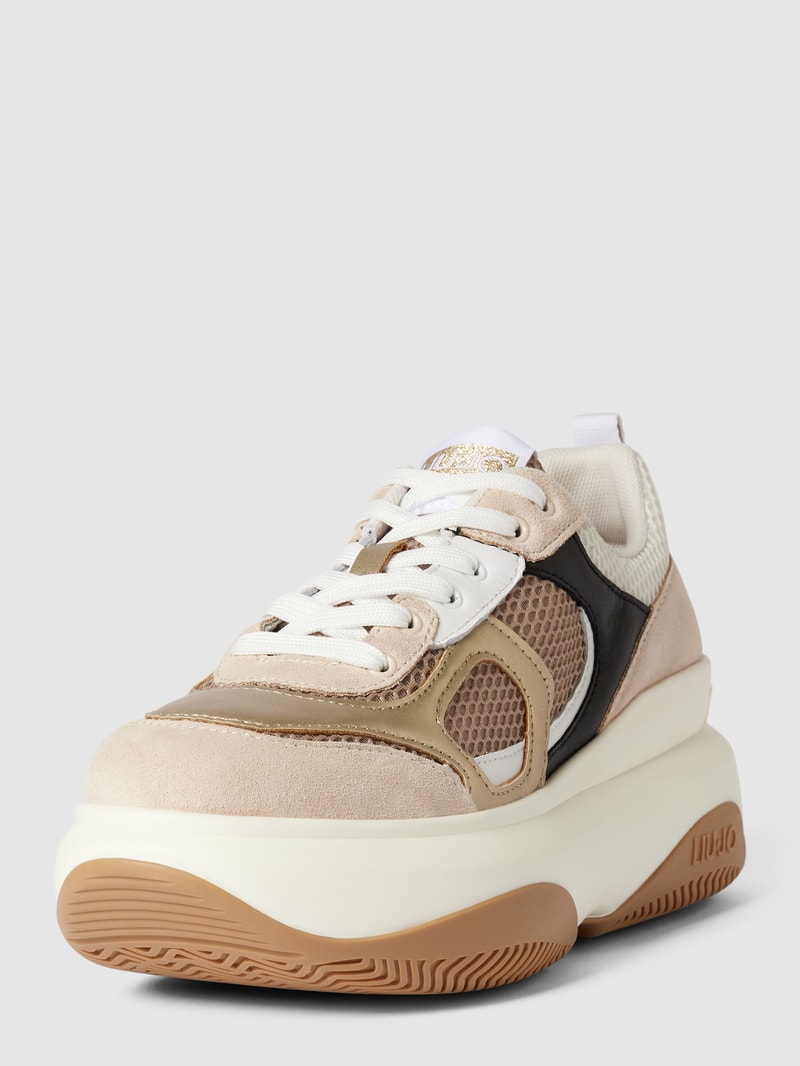 Sneaker mit tonalem Besatz in sand