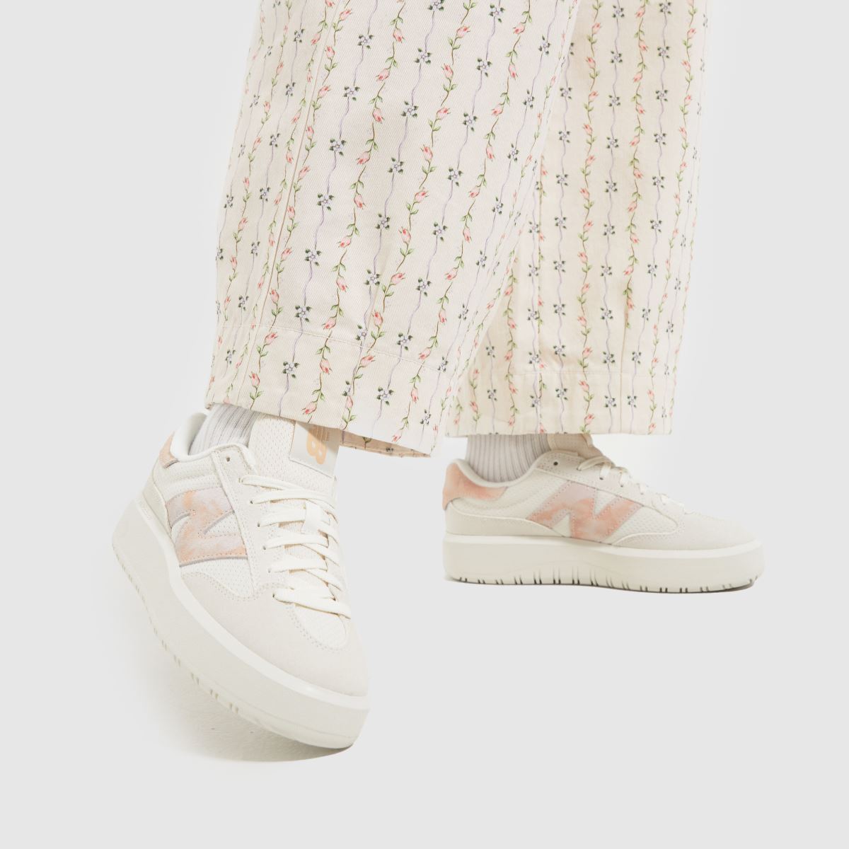 New Balance ct302 träningsskor i vitt och rosa