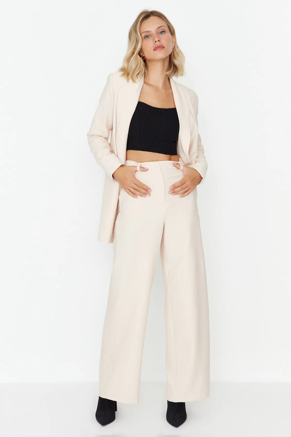 Trendyol Collection  Cremefarbene Webhose mit weitem Bein TWOAW23PL00151