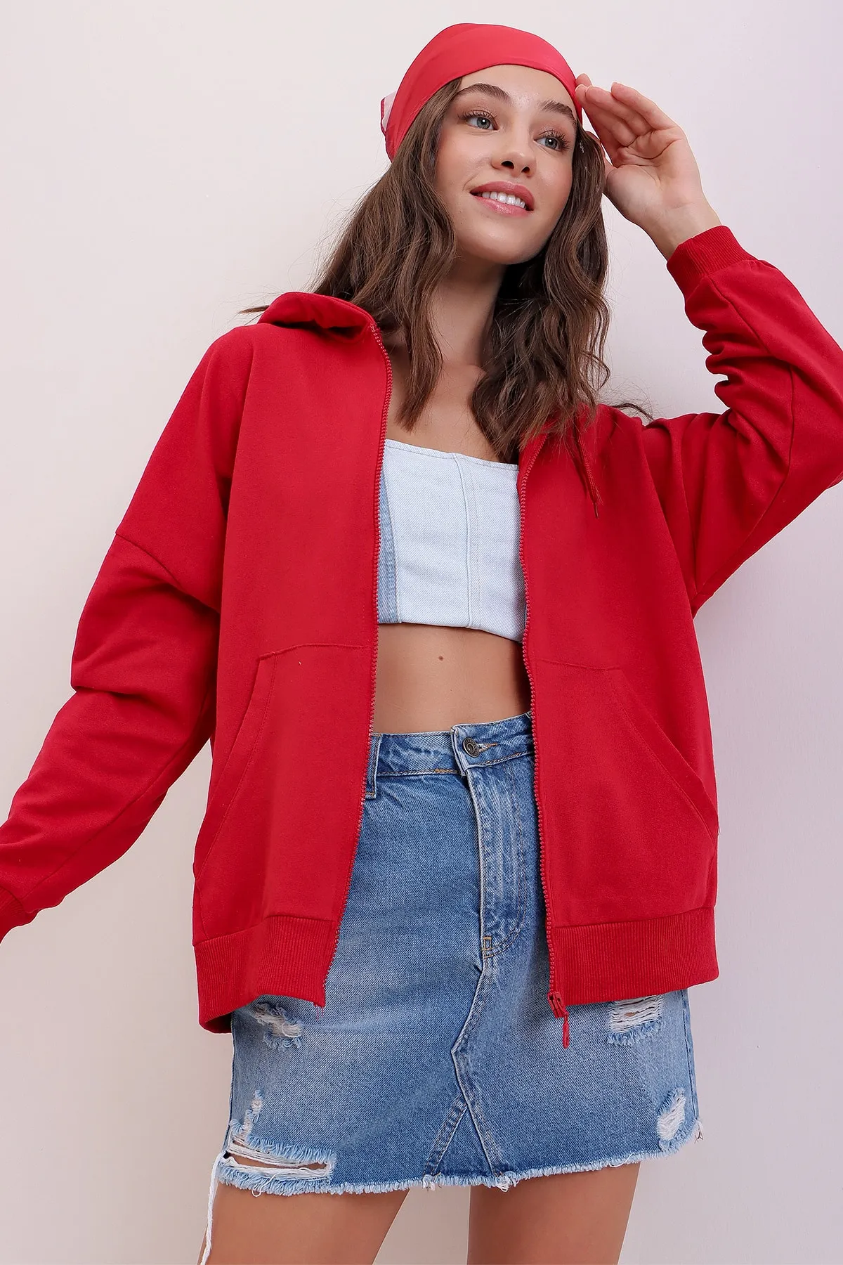 Trend Alaçatı Stili  Rotes saisonales Damen-Sweatshirt mit Kapuze, doppelter Tasche und Reißverschluss ALC-667-001