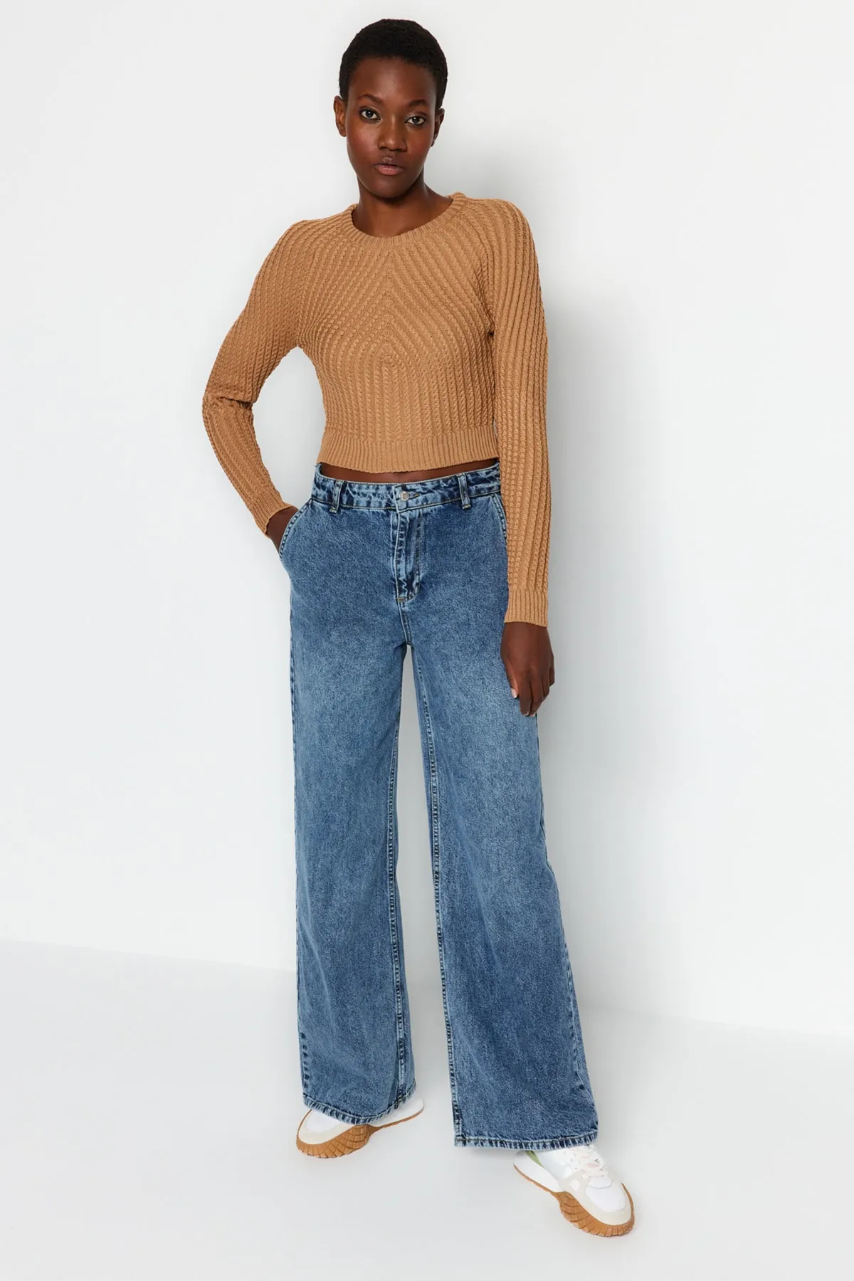 Trendyol Collection  Kurzer Strickpullover mit Rundhalsausschnitt in Kamel TWOAW24KZ00765
