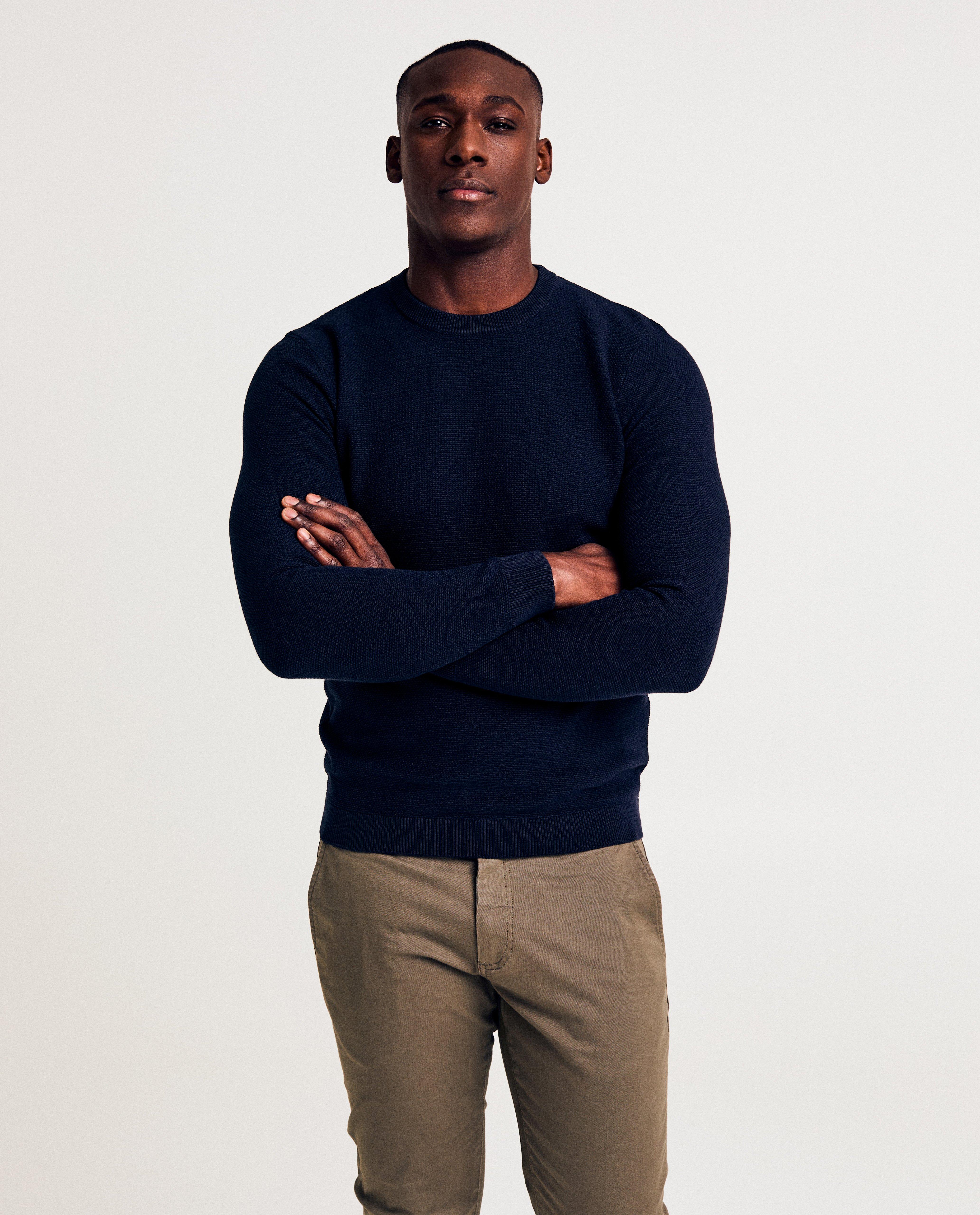 Textúrovaný sveter z organickej bavlny s quarterbackom, slim fit tmavomodrý