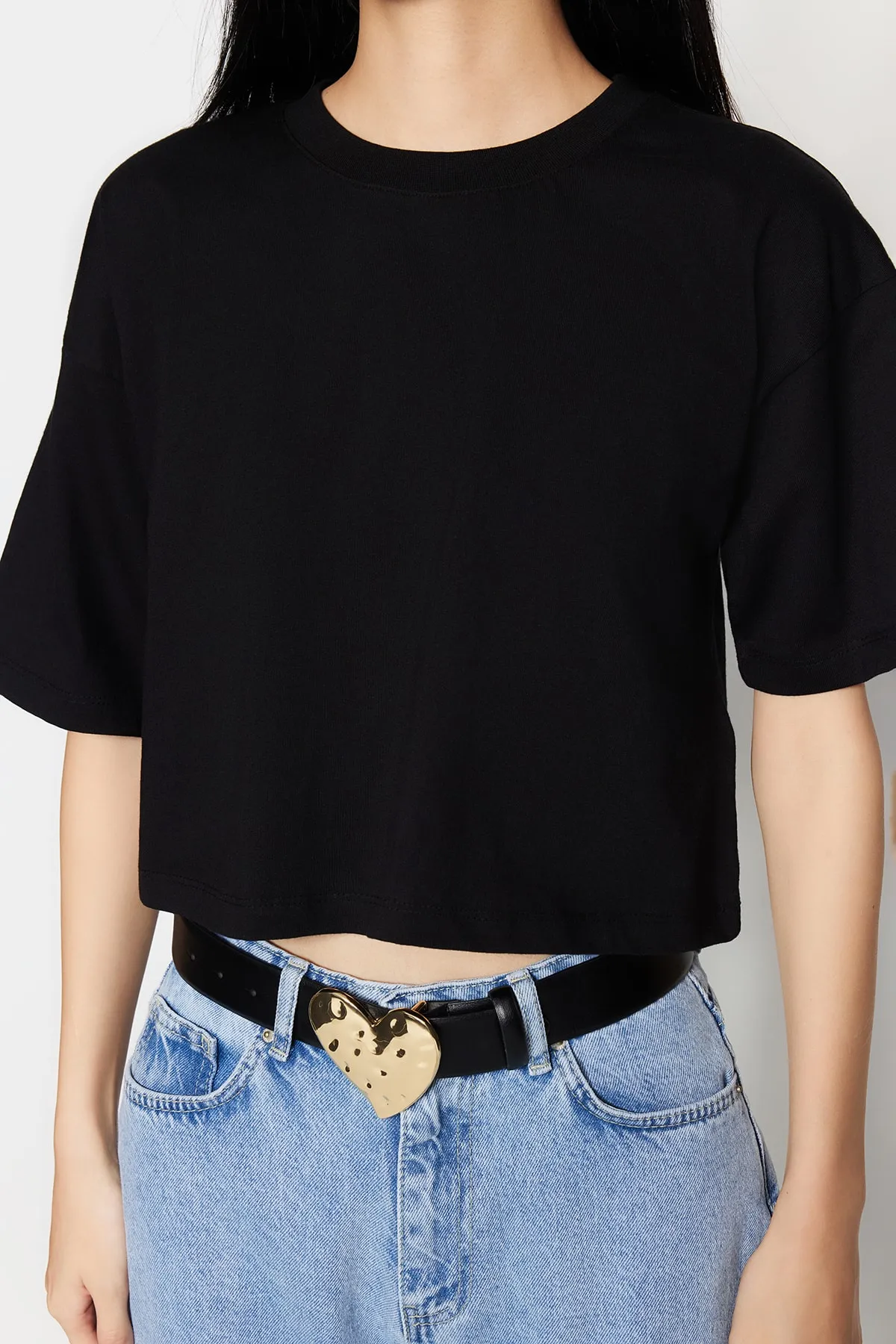 Trendyol Collection  Schwarzes Premium-Strick-T-Shirt mit Rundhalsausschnitt aus 100 % Baumwolle TWOSS23TS00038
