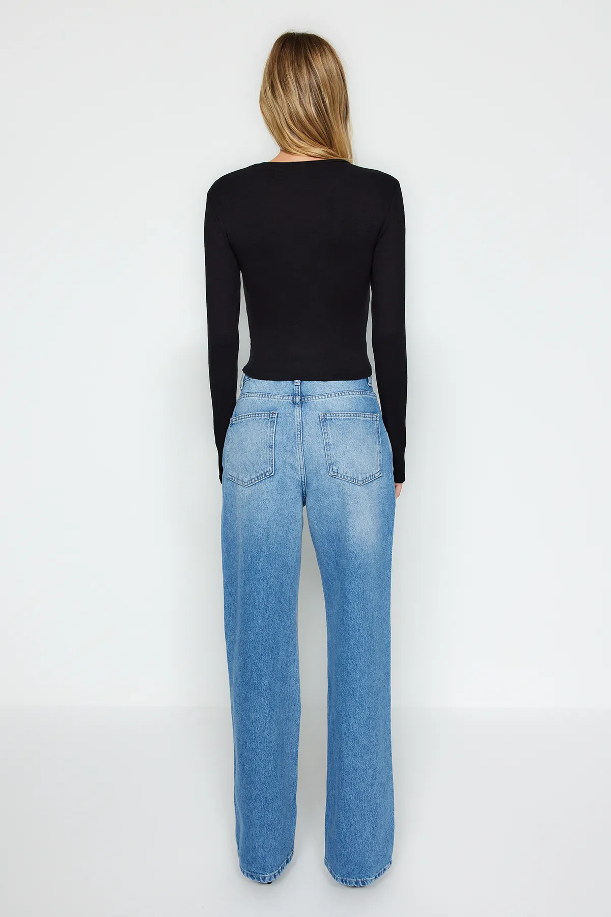 Trendyol Collection  Schwarze Premium-Viskose-Strickbluse mit kurzem Schnitt und dehnbarem Rundhalsausschnitt TWOAW24BZ00116