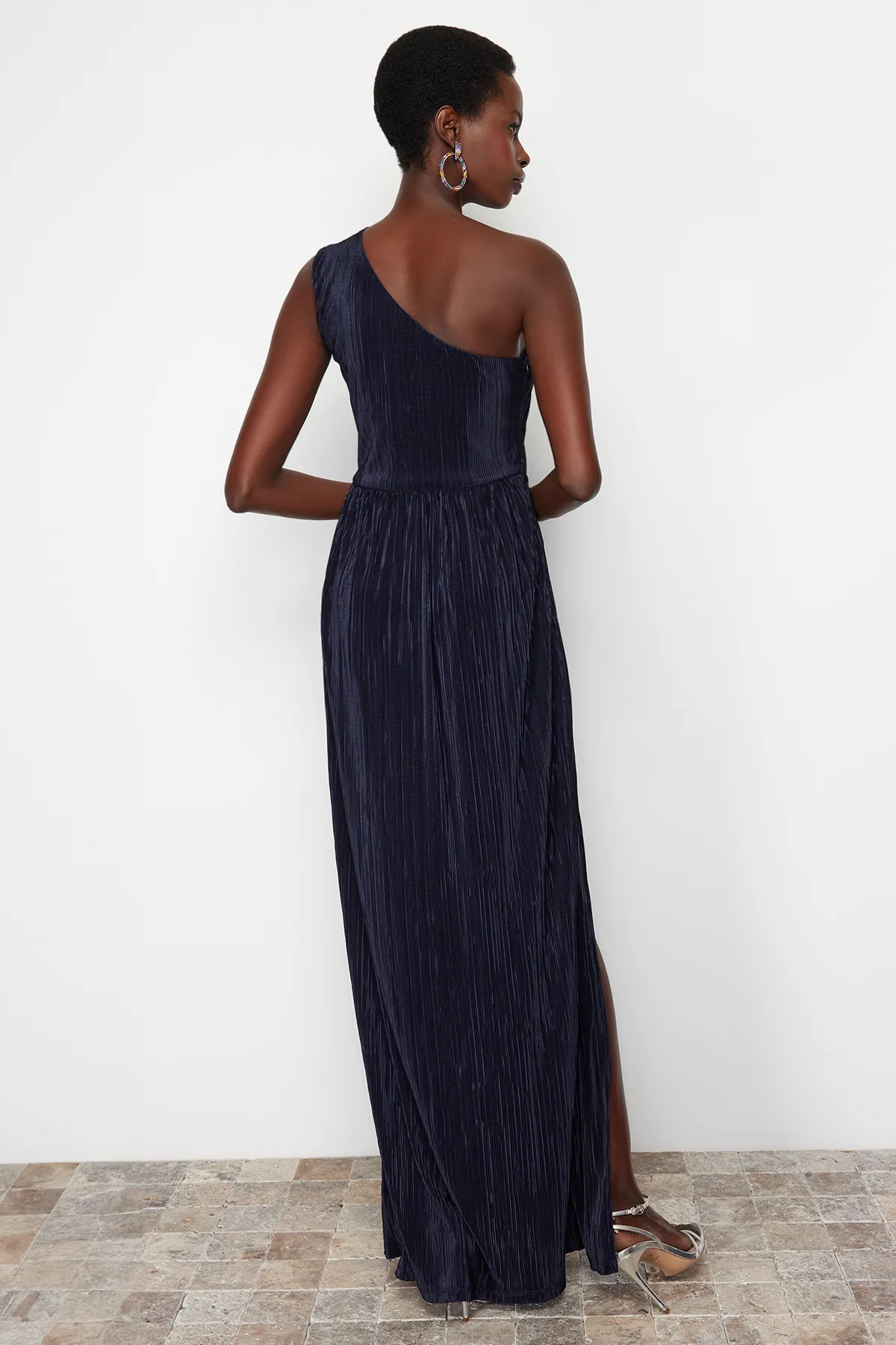 Trendyol Collection  Marineblaues, plissiertes, gefüttertes langes Abendkleid aus Strick TPRSS24AE00021
