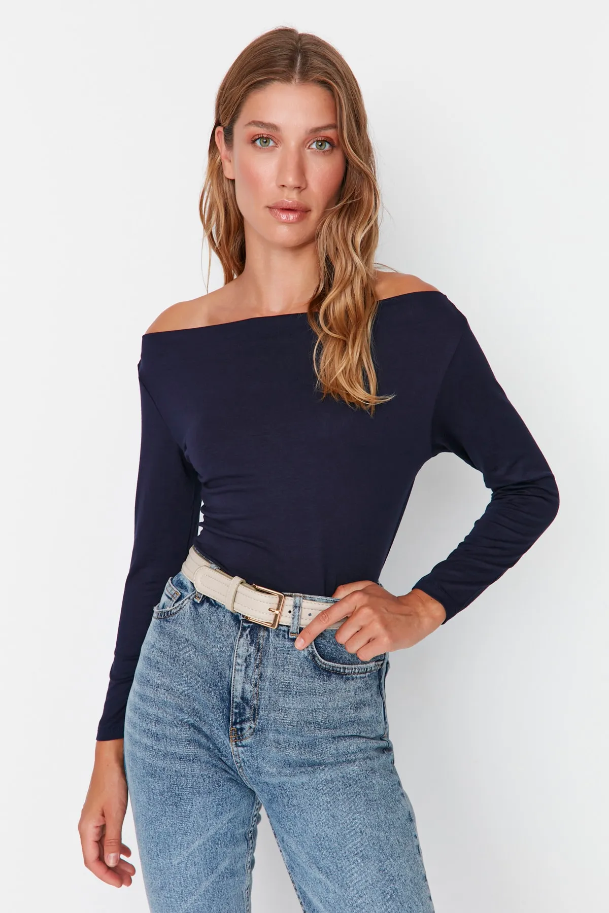 Trendyol Collection  Marineblaue, langärmlige, dehnbare Viskose-Strickbluse mit U-Boot-Ausschnitt TWOAW21BZ0106