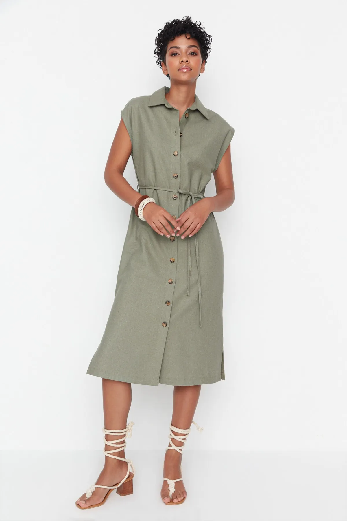 Trendyol Collection  Khakifarbenes, gewebtes Midi-Hemdkleid mit Gürtel TWOAW23EL00336