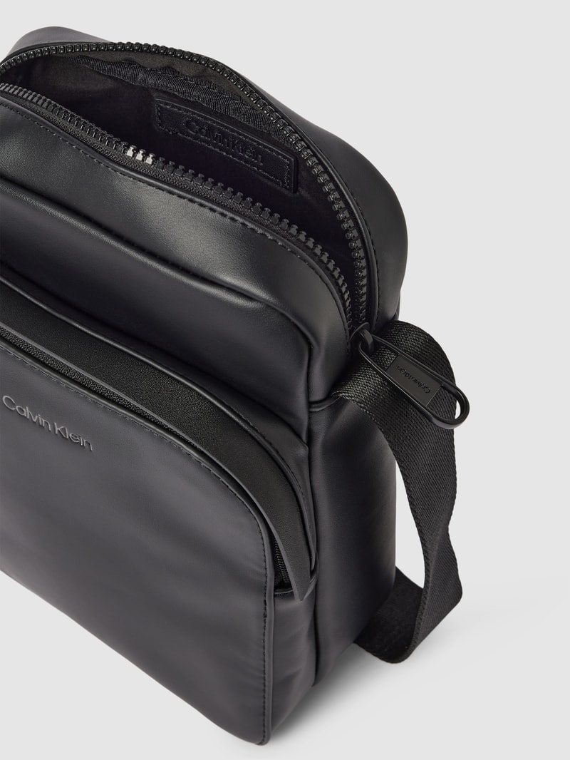 Umhängetasche mit Label-Detail Modell 'REPORTER' in schwarz