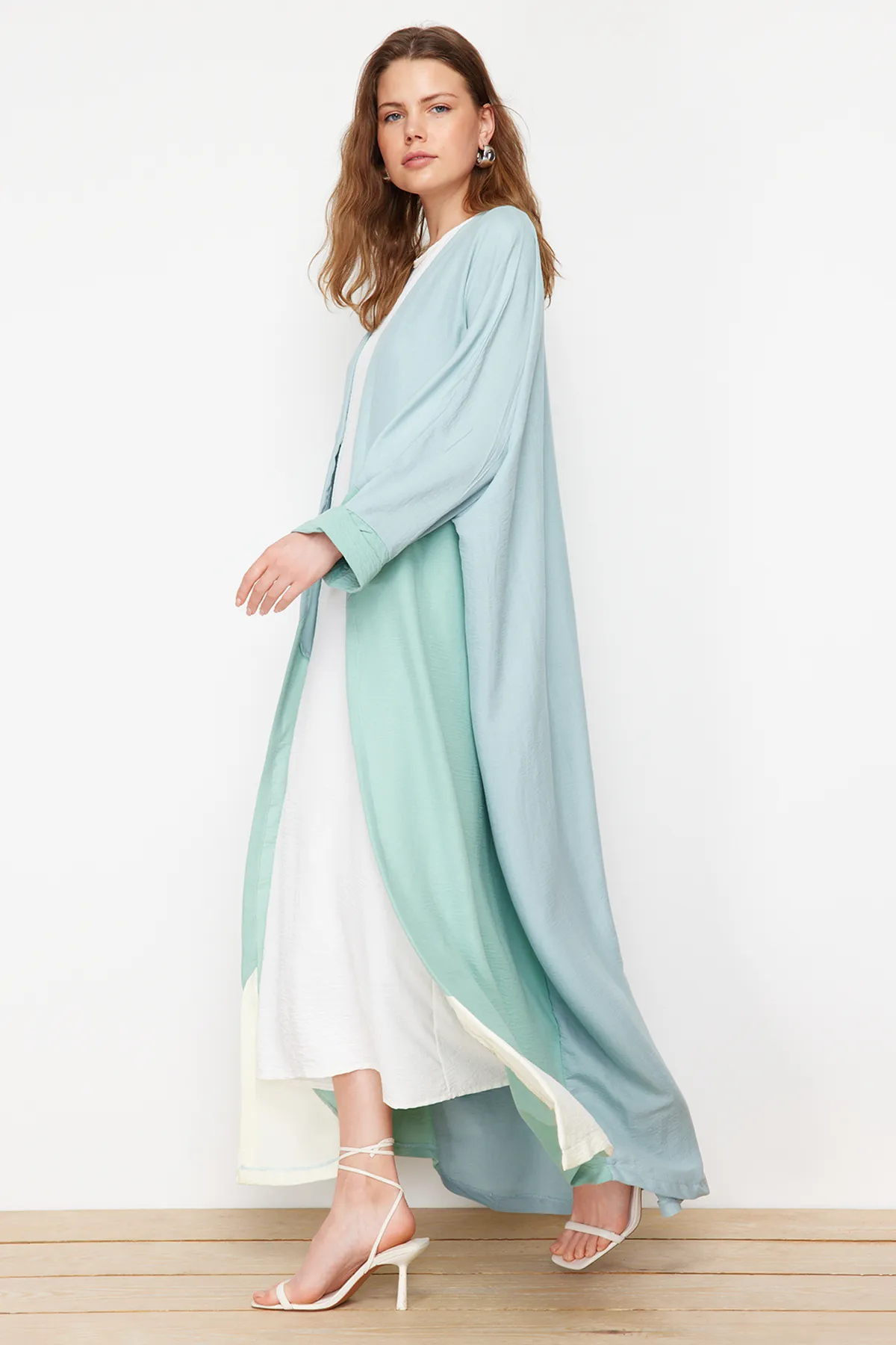 Trendyol Modest  Khakifarbene, lange gewebte Kappe mit Farbblock und Gürtel & Ferace TCTSS24KF00002